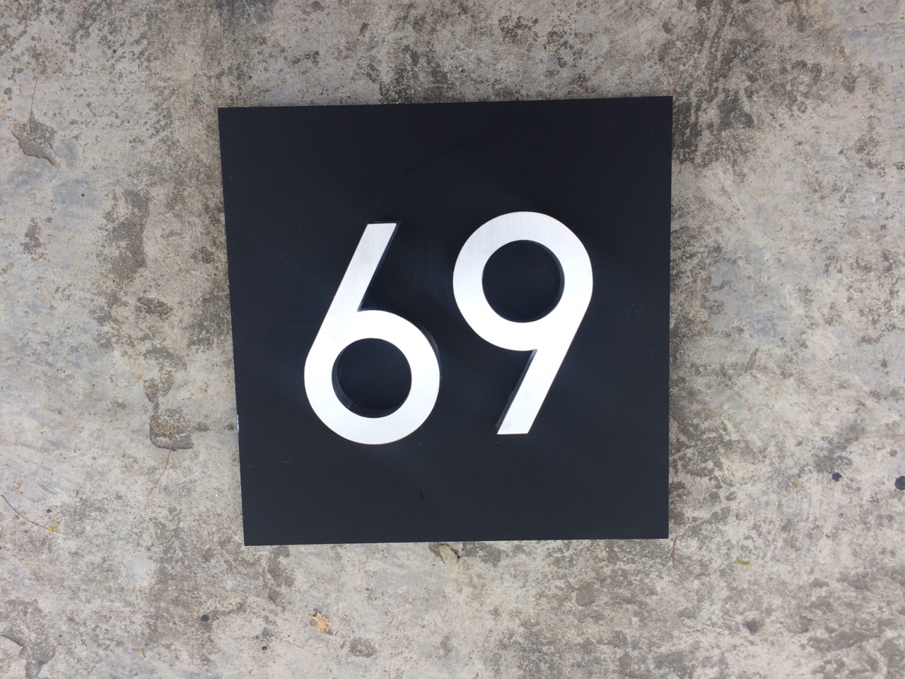 ป้ายบ้านเลขที่ ตัวอักษรสแตนเลส ติดตั้งบนฐานสีดำด้าน