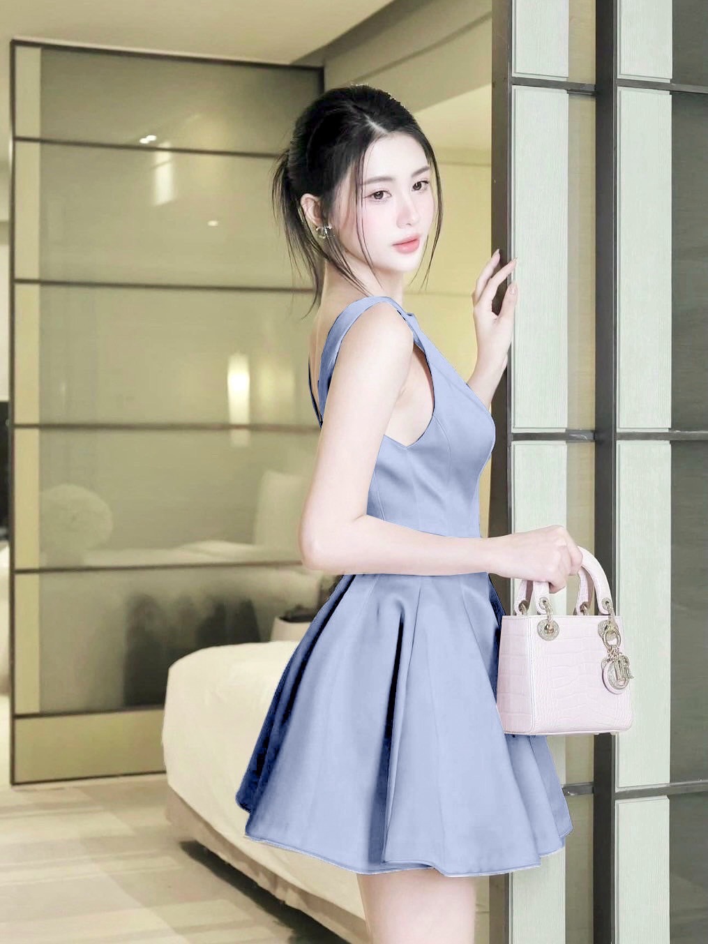 เดรสสั้นสีฟ้าเรียบหรู ลุคคุณหนูสวยคลีน 🕊️ ดีไซน์คอกว้าง แขนกุด เผยไหล่สวยอย่างมีคลาส พร้อมดีเทลเว้าหลังเบาๆ เพิ่มความเซ็กซี่แบบแพงๆ