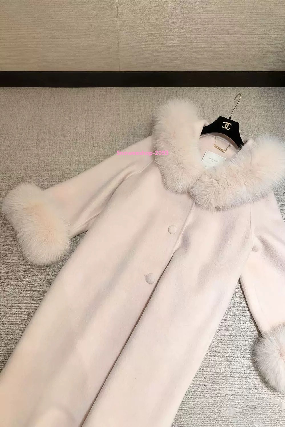 ผ้านุ่มนิ่มมาก ใส่สบายไม่คัน โค้ทขนเฟอร์ตัวนี้คือ ของมันต้องมี สำหรับทริปหน้าหนาว ซับในหนา อบอุ่นจริง ใส่เที่ยวยุโรป เกาหลี ญี่ปุ่น เอาอยู่ มีให้เลือก 4 สีแบบผู้ดีทุกสี