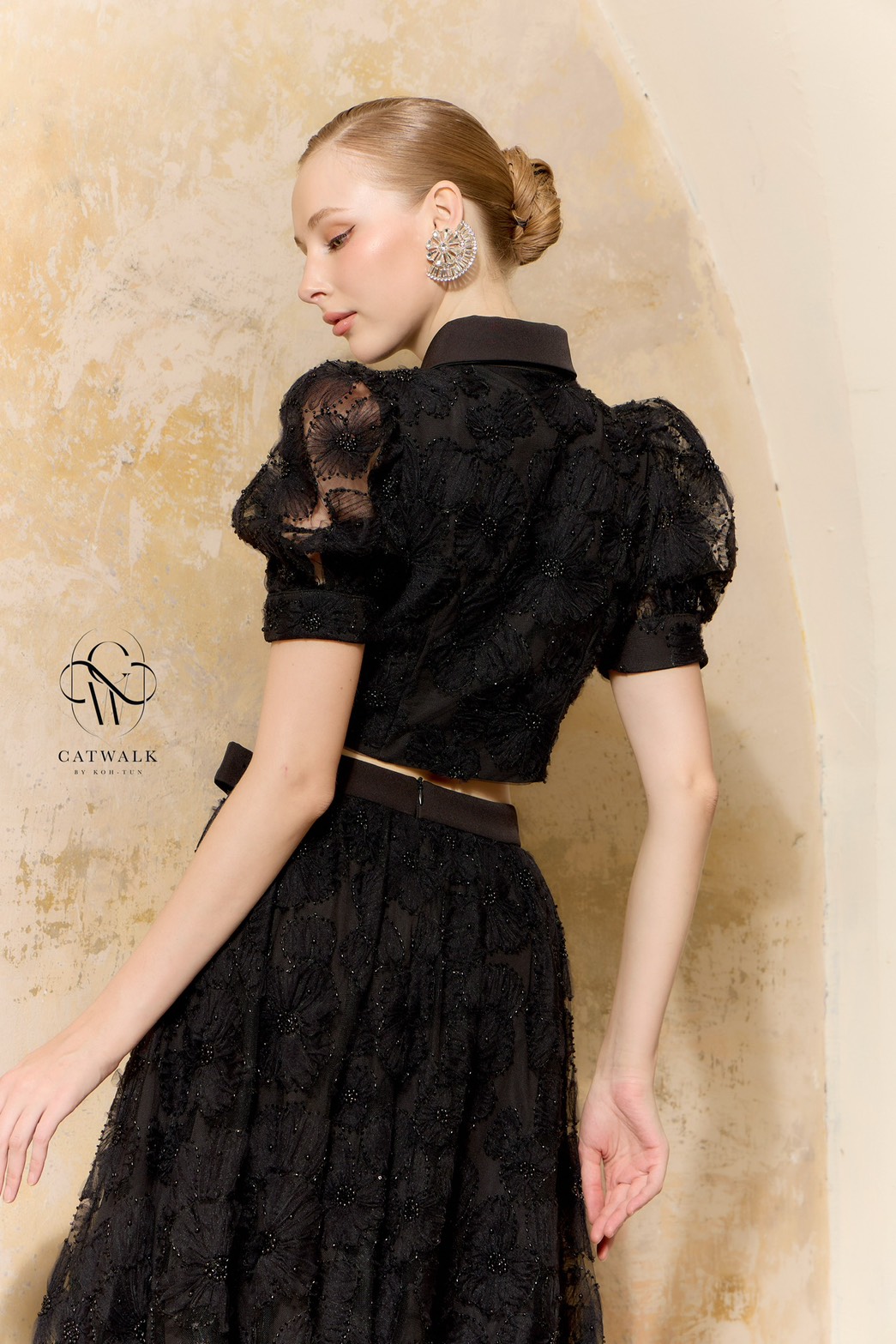 งานป้าย CATWALK BY KOH-TUN Detail>>> สวยหรู สไตล์คุณหนูมาก กับเซตเสื้อปกเชิ้ตแขนตุ๊กตาผ้าปักลาย+กระโปรงยาวทรงย้วย เนื้อผ้าตาข่ายปักมุกทั้งตัว ผ้าสวยมาก ตัวเสื้อเป็นทรงเข้ารูป แต่งกระดุมเพชรสีตามตัวชุดดูแพงสุดๆ