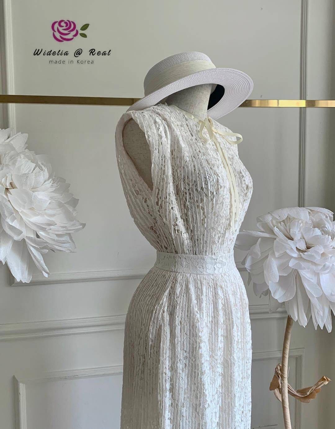 Set :: เสื้อตัวยาวสวยทรงดี กุ้นรอบคอด้วยแถบกำมะหยี่ผูกโบน่ารัก ตัวเสื้อเลือกใช้ผ้าลูกไม้เนื้อสวย ตัวเสื้อทรงปล่อยใส่ง่าย มาเข้าชุดพร้อมกับกระโปรงทรงเอบานตัวสวย แพทเทิ้ลเรียบๆแต่สวยมาก