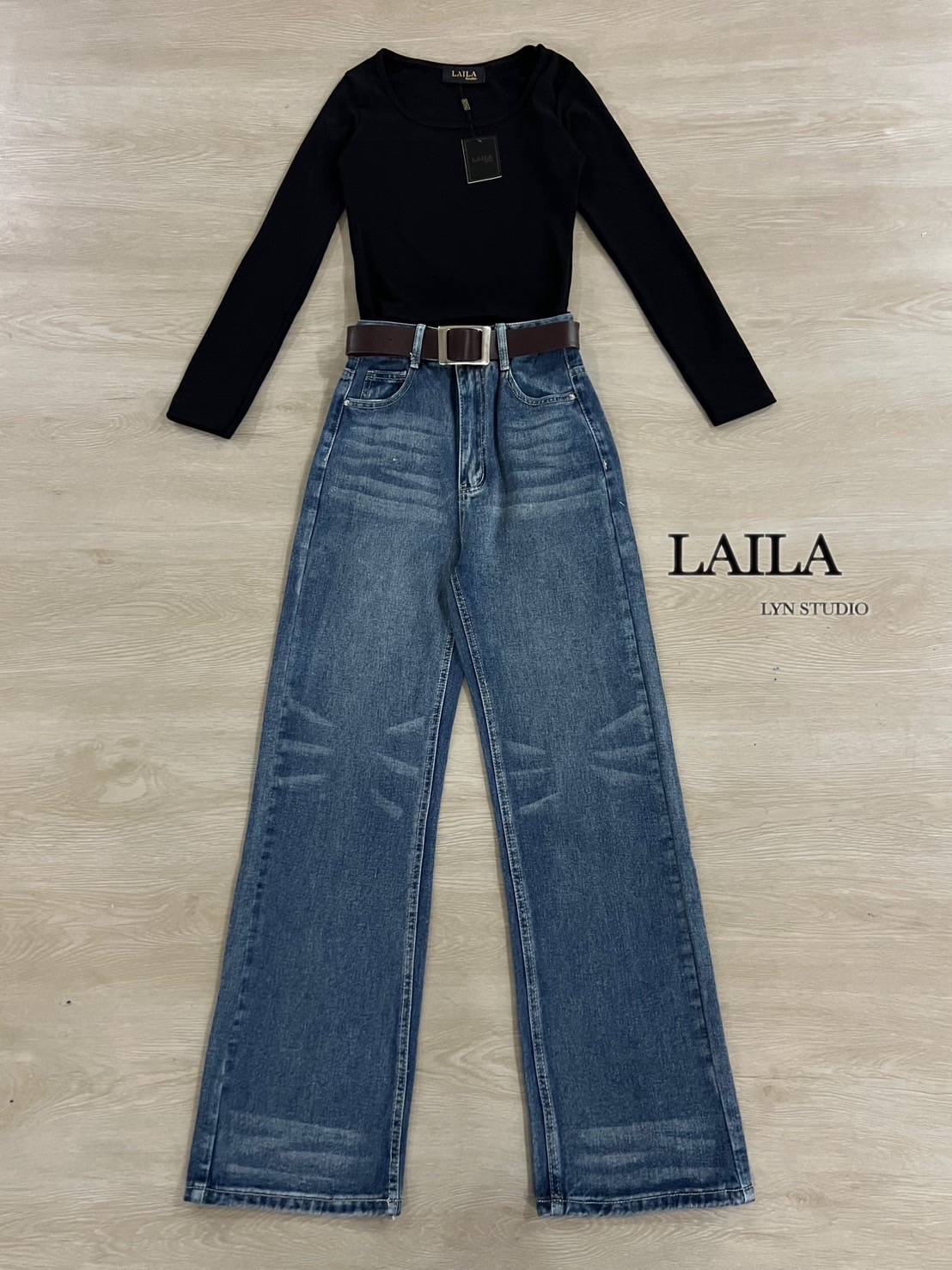 Set เสื้อ+กางเกง งานเสื้อคอยูทรงแขนยาว ดูดีทรงสวยผ้าใส่สบาย เสื้อทรงเข้ารูปเนื้อผ้ายืดหยุ่นได้นิดหน่อย มาพร้อมกางเกงยีนส์ขายาวงานทรงขากระบอกและทรงปล่อยๆ งานแต่งผ้ายีนส์สีเข้ม พร้อมเข็มขัดหนังหัวอะไหล่สีเงินสาวเวียดนามลุคผู้ดีแมชกันได้เลยค่าา #bylaila bran