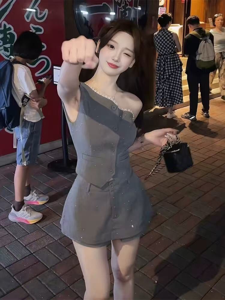 บเซ็ตเสื้อสูท+กระโปรงกางเกงขาสั้น ทรงสวยเป๊ะ พร้อมดีไซน์ไม่ซ้ำใคร! เสื้อสูทแขนกุดทรงเว้าไหล่ข้างเดียว (One Shoulder) เพิ่มดีเทลลูกไม้สีขาวริมคอให้ลุคดูซอฟต์แต่แฝงด้วยความเท่ เรียบหรูดูแพงมาก