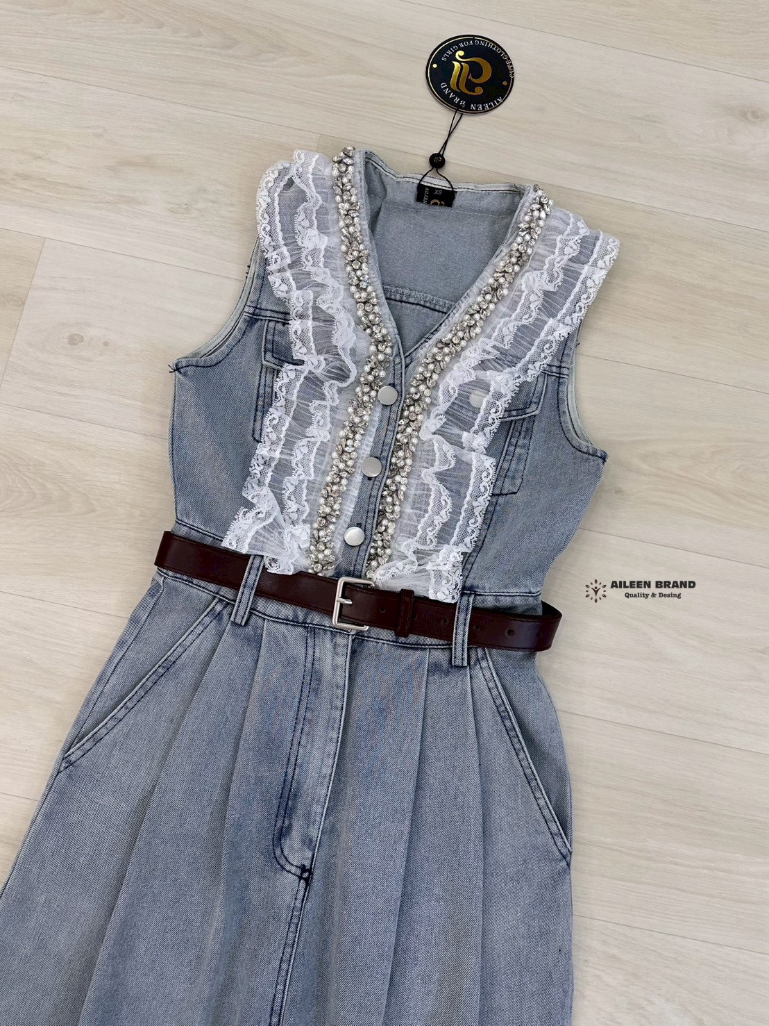 จั้มสูทยีนส์เดย์นิม แขนกุดคอวี ดีเทลแต่งเพชรและมุขระบายลูกไม้2ชั้นช่วงคอและอก แต่งกระดุมและซิปหน้า กระเป๋าข้างหน้าหลังใช้งานได้จริง แต่งกระเป๋าตรงหน้าอกทั้ง2 ข้าง มาพร้อมเข้มขัดสีน้ำตาลหัวสีเงิน