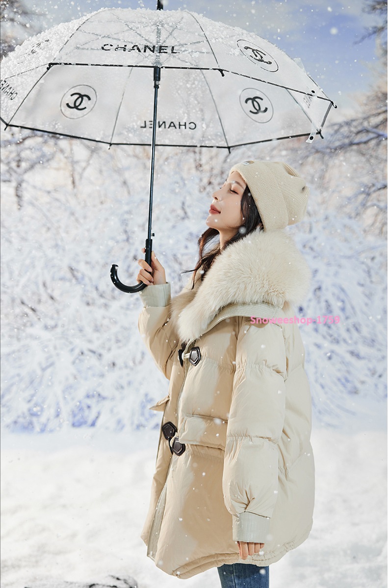 Down Jacket Coat เสื้อกันหนาวของผู้หญิง ทรงโอเวอร์ไซใส่แบบหลวมๆ แต่งปกเฟอร์และกระดุมแบบวินเทจ ผ้าเคลือบสารสะท้อนหยดน้ำ กันหนาว กันลม กันหิมะ ใส่ติดลบได้ดี มี 2 สี