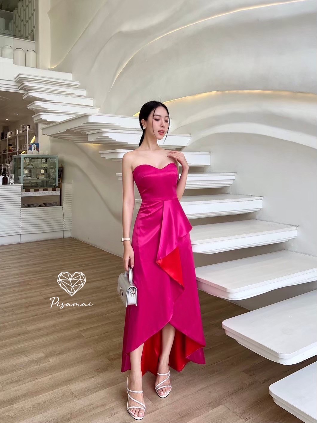 เดรสเกาะอกตัวยาวทูโทนสีชมพูแดง ผ้ามันวาว ทรงหน้าสั้นหลังยาว ใส่ไปงานสวยๆได้เลยค่า ราคานี้มือต้องไวเลยค่า รุ่นนี้ใส่สวย เนื้อผ้าดีมากกกกกกก ห้ามพลาดเลยค่า