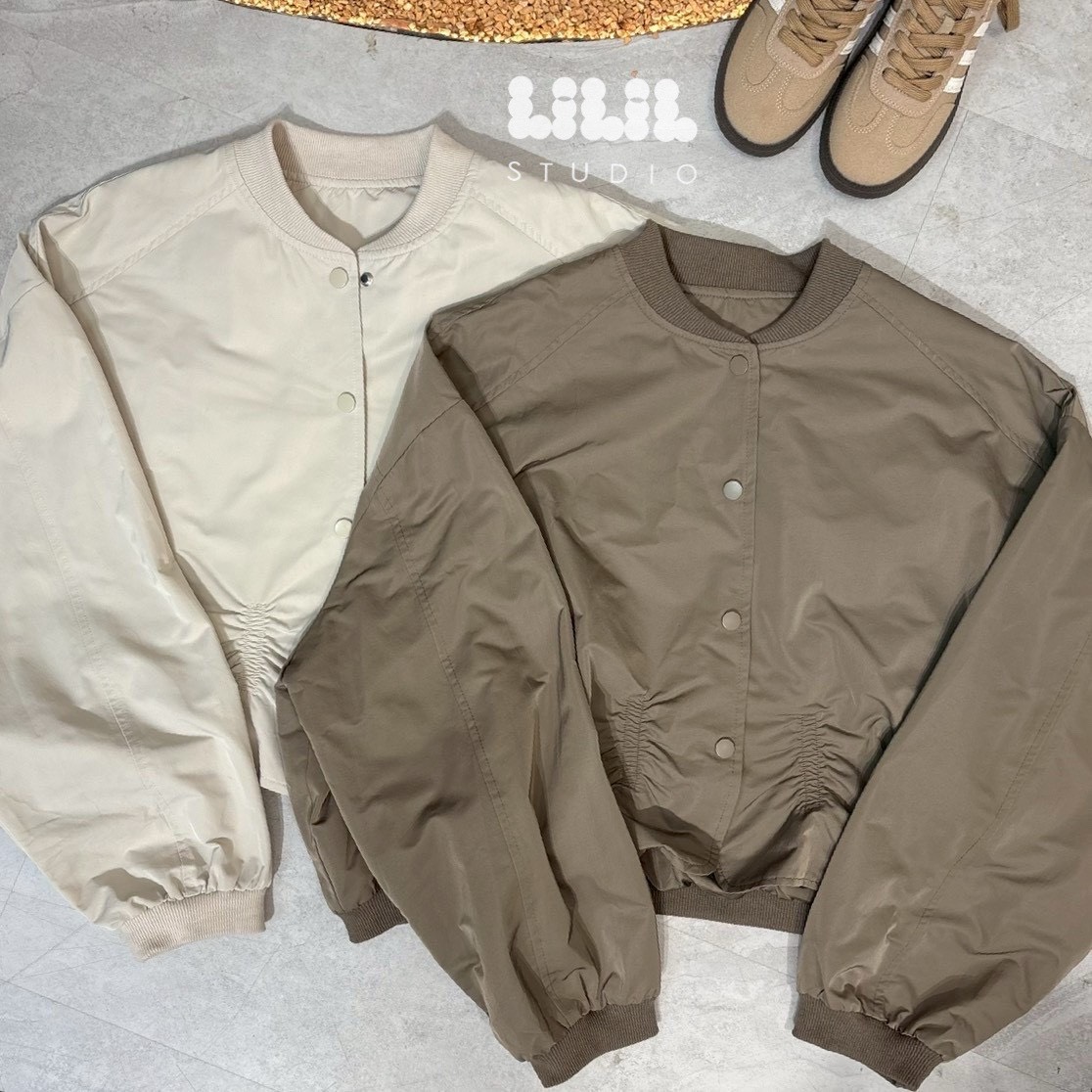 แจ็คเก็ตครอปทรงบอมเบอร์ ดีไซน์มินิมอล เนื้อผ้าพรีเมียมนุ่มเบา จะเท่ก็ได้ หวานก็ดีค่ะ