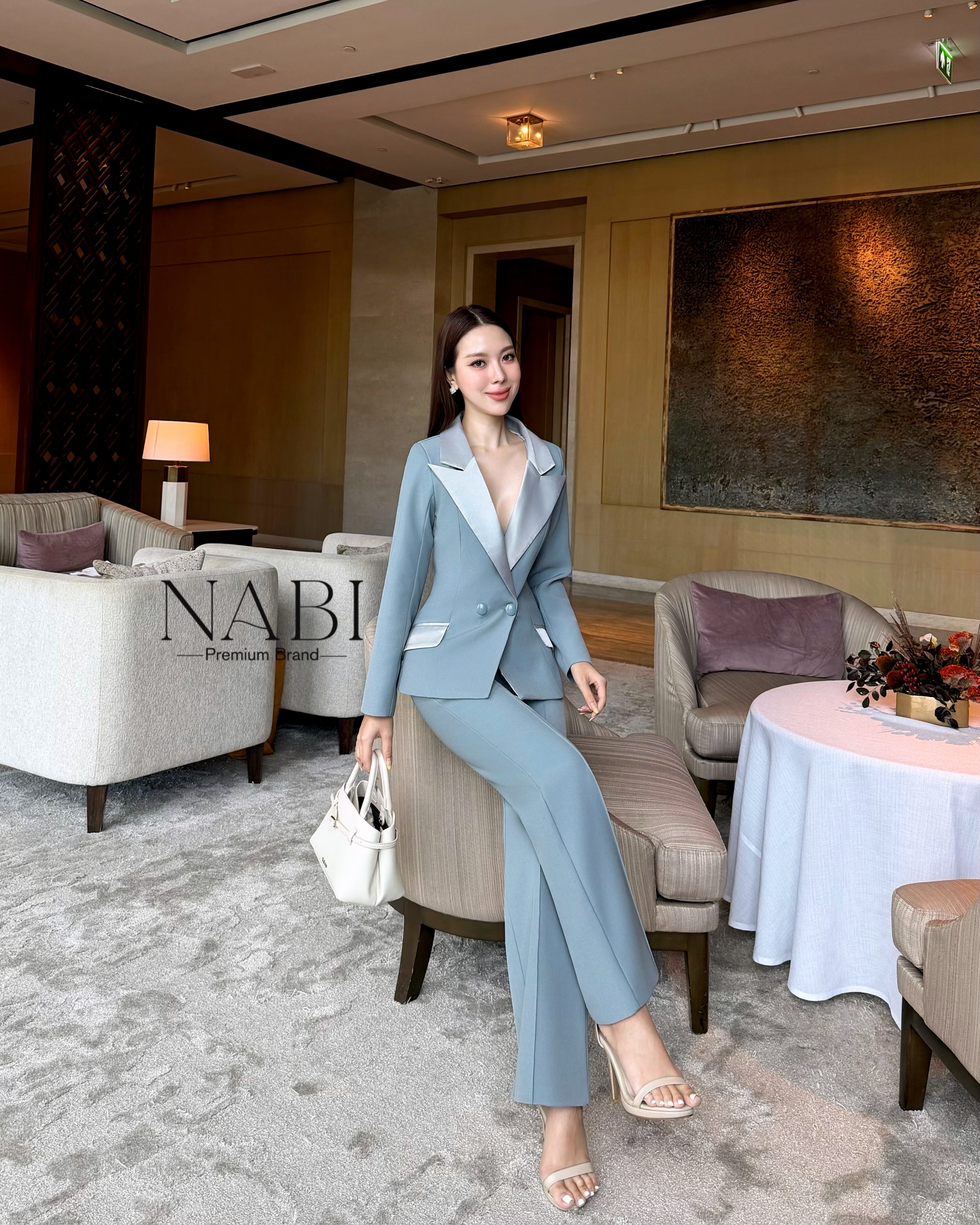 Set สูท2ชิ้น เสื้อแขนยาว+กางเกงขายาว ดีเทลเรียบหรู เสื้อคอปกเงาๆ ทำให้ดูแพง กระดุมสองเม็ด มีกระเป๋าสองข้างใช้งานได้จริง กางเกงเอวสูงนิดนึงกระบอกเล็ก ตีเกล็ดตรงกลาง ซิบซ่อนด้านหลัง มีซัปในทั้งตัว ผ้าหนา นุ่ม ใส่สบายมาก ทรงเกร๋ เข้ารูป ดีไซน์ทันสมัย ใส่แล้ว