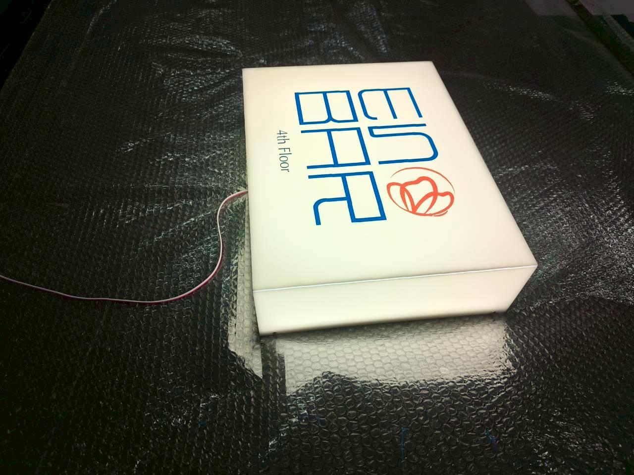 ป้ายกล่องไฟอะคริลิคแสงออกรอบตัว