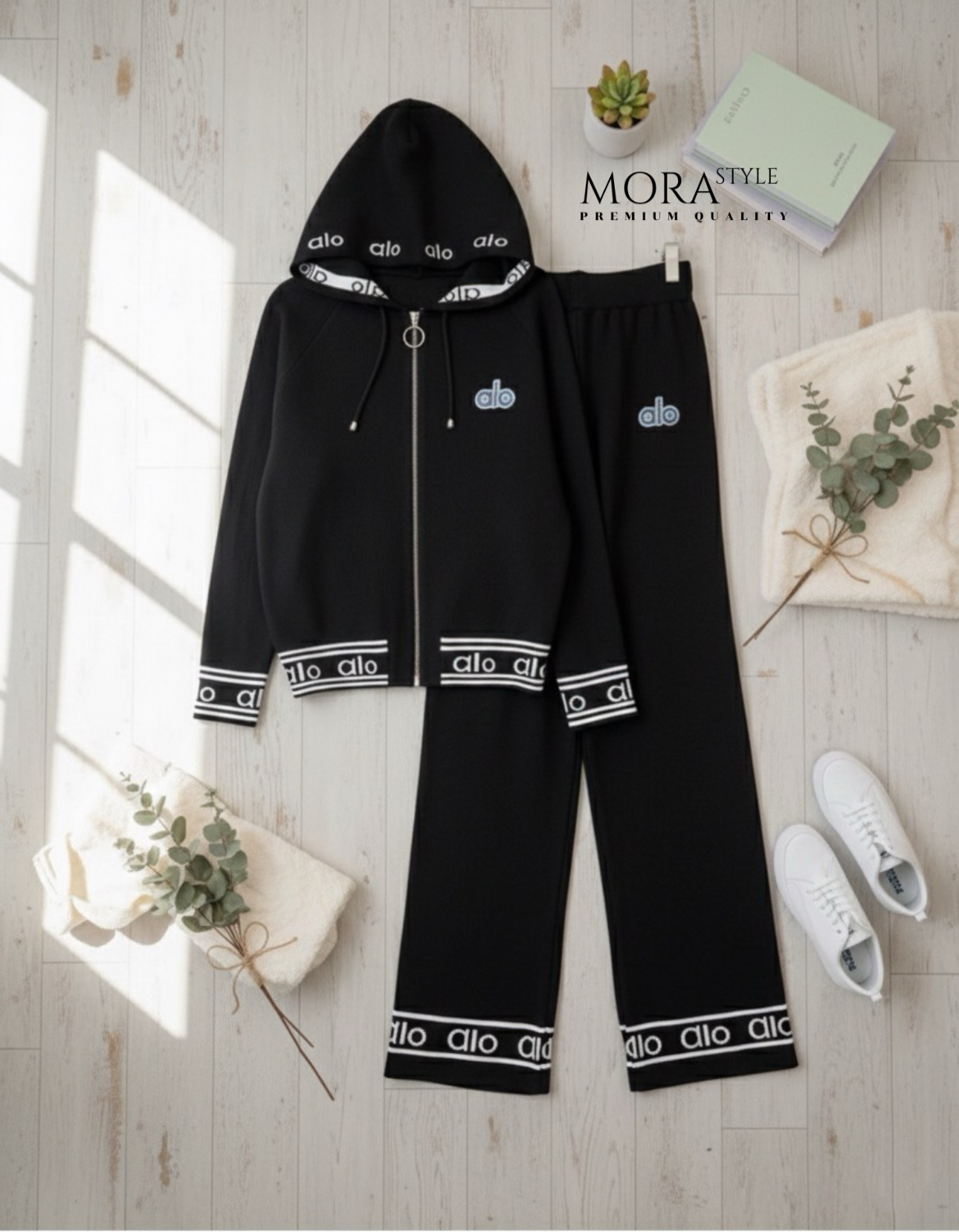 เซ็ตไหมพรม 2 ชิ้น เสื้อแขนยาวมีฮู้ดหมวกงานซิปรูดด้านหน้า มาพร้อมกับกางเกงขายาวปักแต่งโลโก้ทั้งเซต ใส่เที่ยวขึ้นเขาขึ้นดอยได้หมดเลยค่ะ