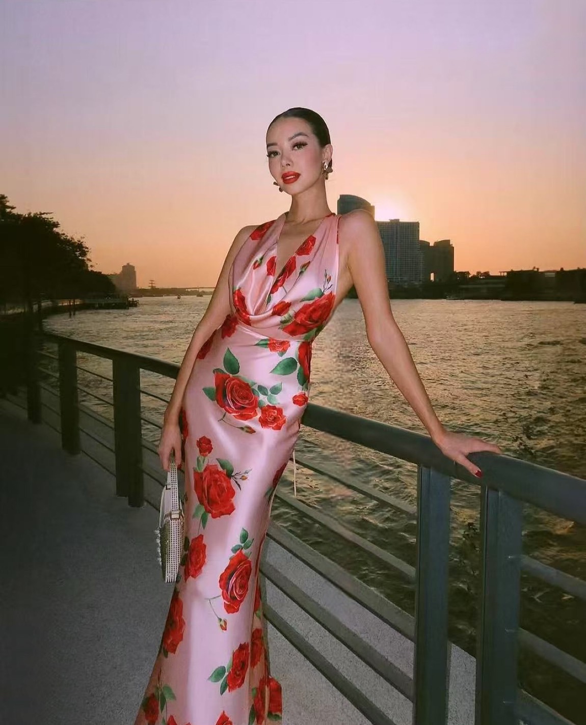 เดรสผ้ามันทรงคล่องคอถ่วงมีชมพูยาว ลายดอกกุหลายสีแดงสด ใส่vacayถ่ายรูปกับแก๊งค์เพื่อนๆไม่มีผิดหวังเลยค่า ห้ามพลาดเลยน้าตัวนี้
