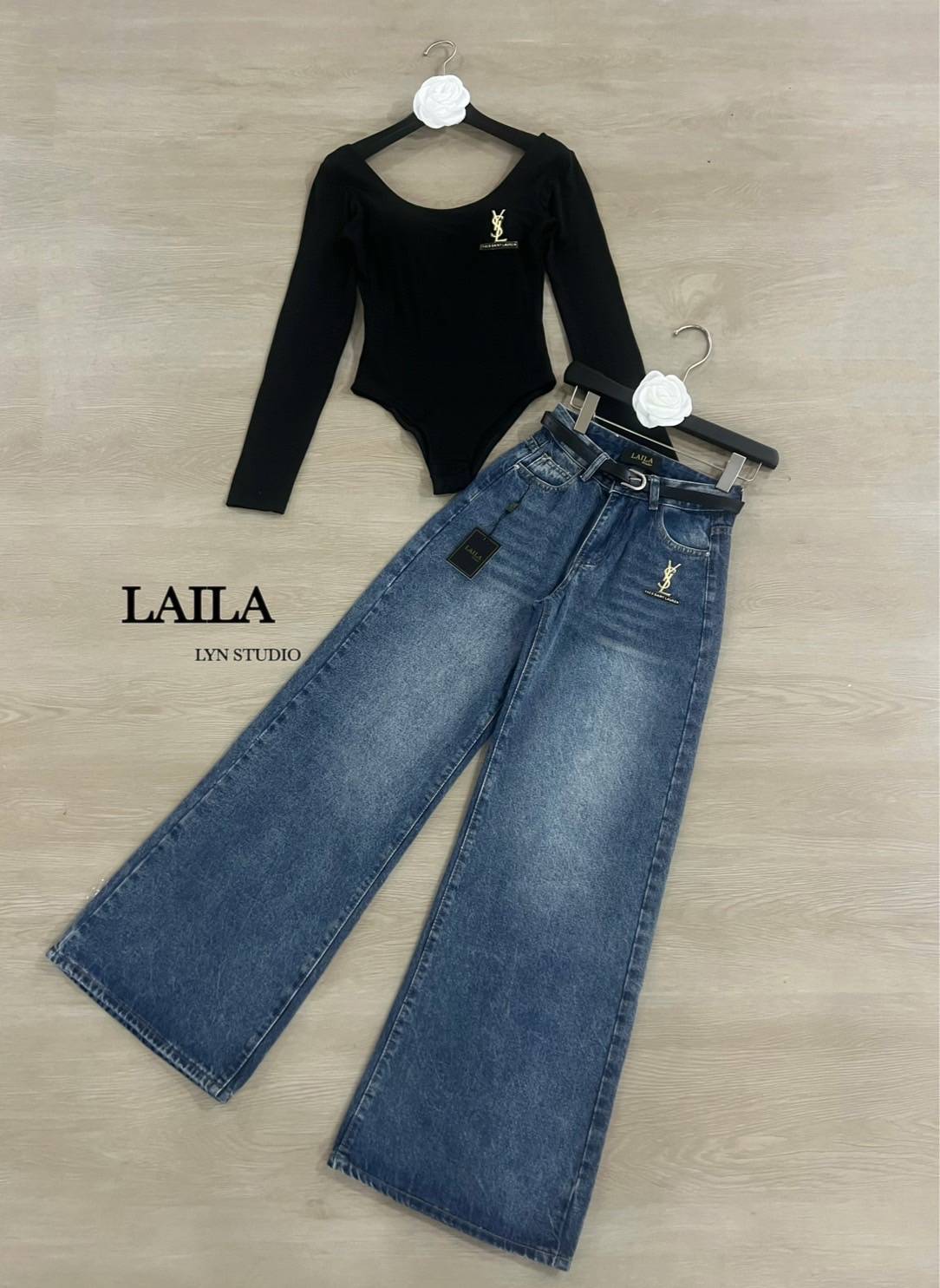 Tag: LAILA Detail: Set เสื้อ+กางเกง+เข็มขัด งายบอดี้สูททรงคอยูกว้างงง ช่วงอกคว้านลึกสุดแซ่บบ🔥ทรงสวย งานเสริมทรงที่อก ผ้าสุดเนี๊ยบบบ แต่งโลโก้ที่อกสีทองตัดสีชุด สีดำช่วยพรางหุ่นได้มากค่าาา มาพร้อม กางเกงยีนส์ทรงขาบานสีเข้มแต่งฟอกผ้าสวยมากกก แต่งโลโ