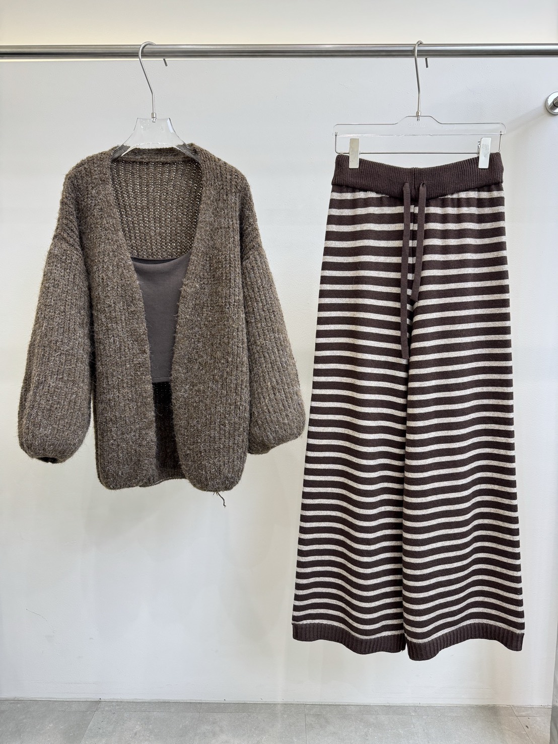 Set 3 pcs เสื้อสายเดี่ยว+เสื้อคลุม+กางเกงขายาว ✔ เสื้อสายเดี่ยวมีฟองน้ำ สายรูดปรับได้ มาพร้อมเสื้อคลุมไหมพรมแขนยาว ✔ กางเกงขายาวเอวยางยืดทรงขากระบอกลายทาง ผ้าไหมพรมนิ่ม ยืดได้เยอะ