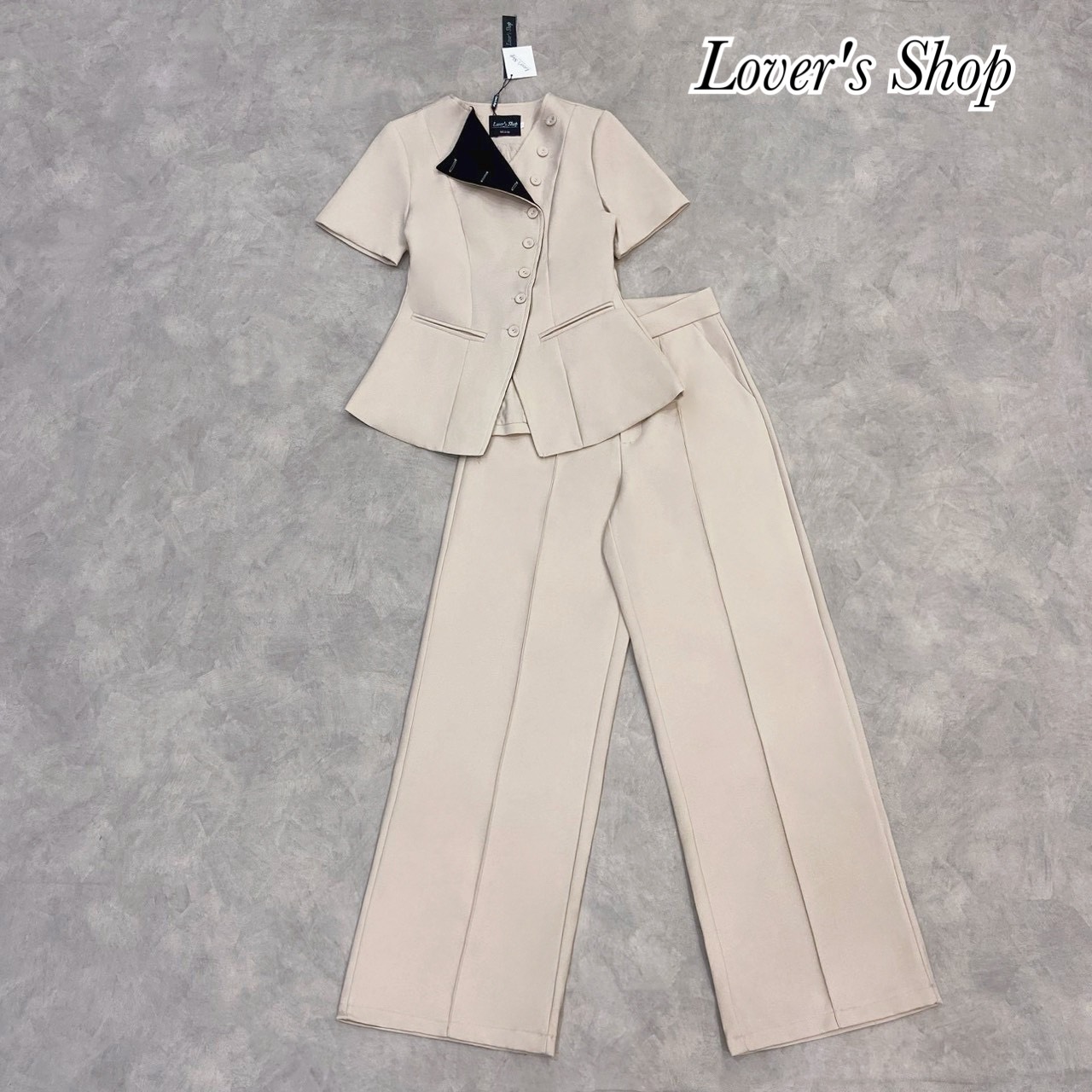 Teg : Lover’s Shop Detail : Set เสื้อ+กางเกง เป็นเซ็ตที่ดีไซน์เก๋ เรียบหรูดูดี ดีเทลเสื้อทรงแขนสั้น (ช่วงปกพับหรือจะติดกระดุมก็ได้ค่ะ) กระดุมหน้า กระเป๋าเสื้อเป็นงานตกแต่งนะคะใช้งานไม่ได้ ตัวเสื้อมีซับในอย่างดีค่ะ แม็ทกับกางเกงขายาวทรงเอวสูง