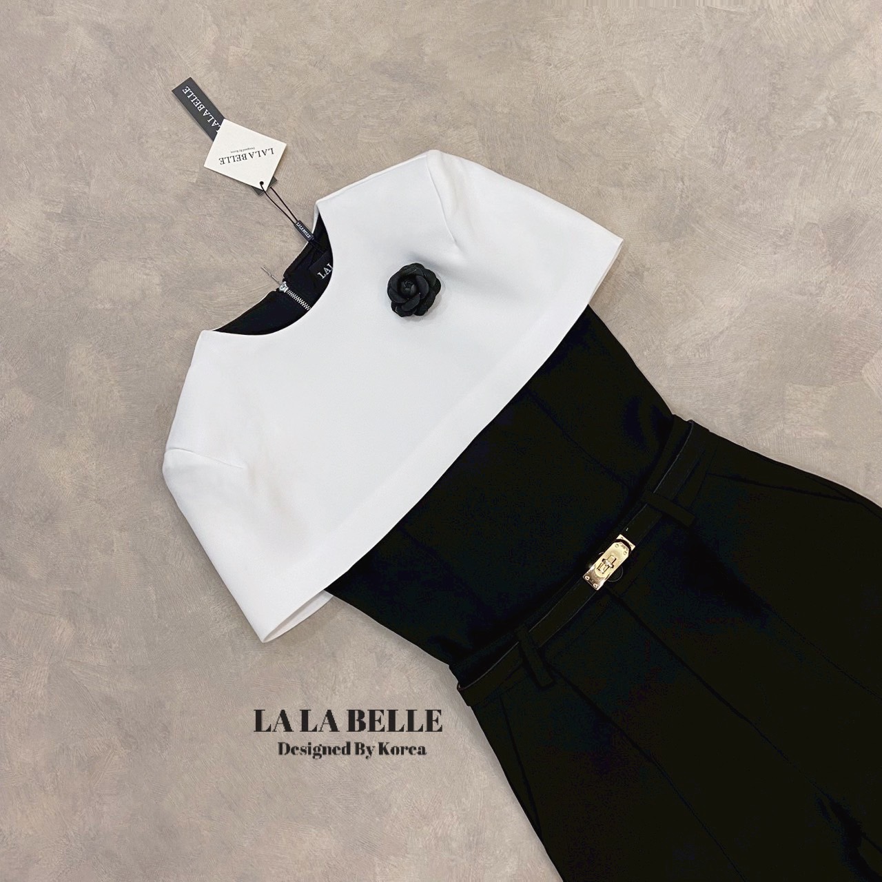 ซต4ชิ้นผ้าสูททูโทนเสื้อทรงคลุมไหล่ทรงสวยด้านหลังผ่าซิปแต่งเข็มกลัดดอกไม้ใส่เข้าในกางเกงขายาวทรงสวยตะเข็บหน้าใส่แล้วสูงผอมมาพร้อมเข็มขัดเข้าชุดสีเดียวกันมีซับในอัดกาวผ้าดีมากๆ