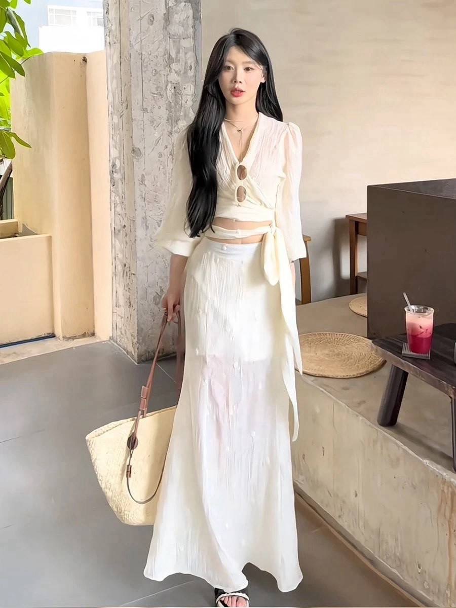 Set 2 ชิ้น ✨ชุดผ้า บางเบา พริ้วไหว: เสื้อป้ายผูกโบว์ด้านหน้า + กระโปรงยาวทรงพริ้ว ซิปข้างด้านหลังเป็นเอวยืดสม็อค