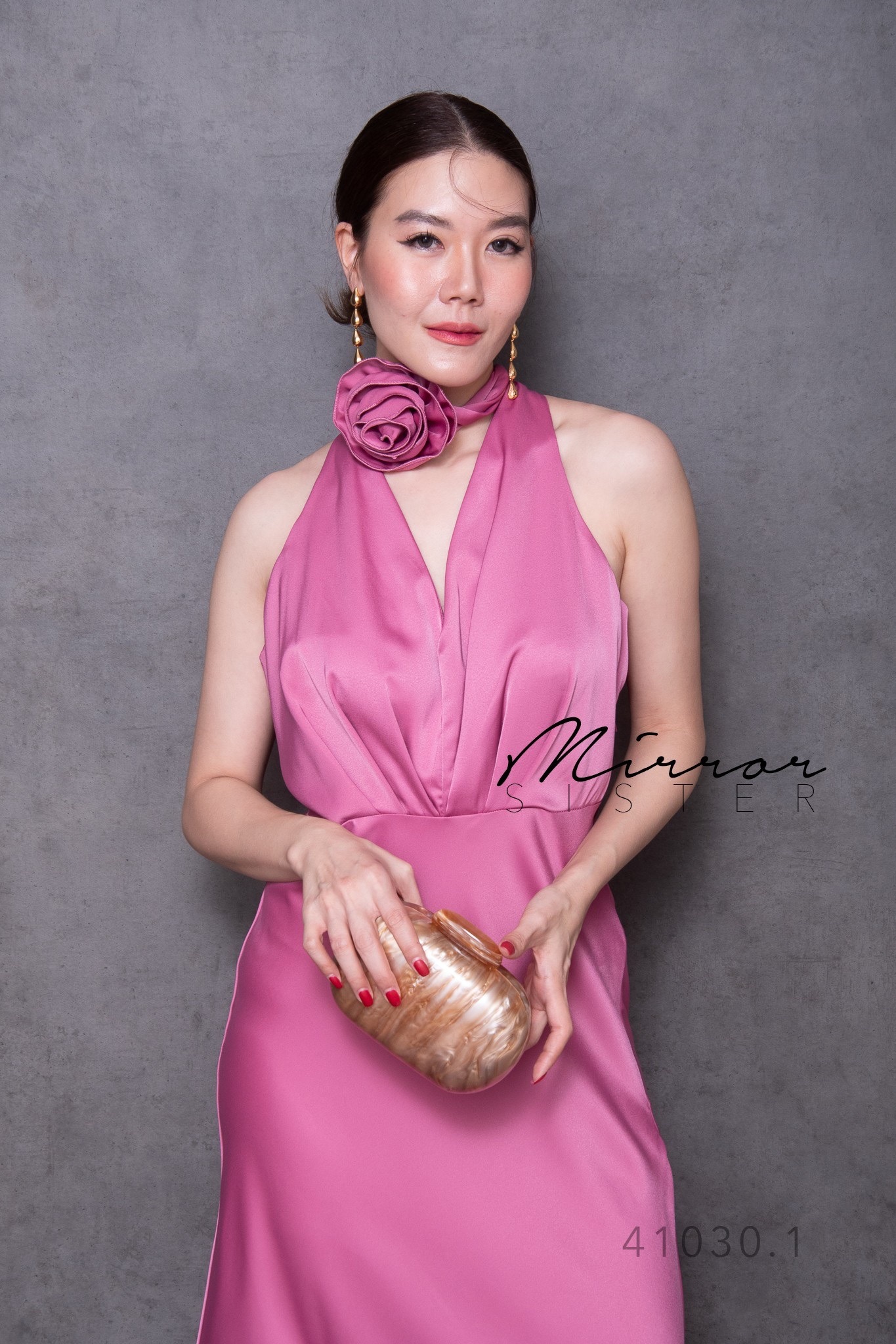 MiRRoRSiSTER's LaBaRiS DReSS•• เดรสแขนกุดทรงสวยหรู ช่วงบนแต่งจับจีบสวยเก๋คอวี มาพร้อมสายดอกกุหลาบผูกเอวหรือผูกคอได้ตามสไตล์ ช่วงล่างกระโปรงทรงAสวยมาก เนื้อผ้าซาตินดีงามสวยหรูพรีเมี่ยม ใครใส่ก็โก้เก๋ Recommendเลยงานนี้ต้อง