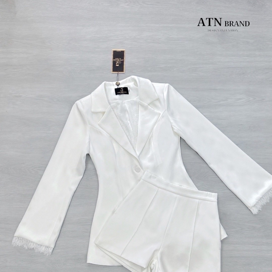 ชุดset 2ชิ้น เสื้อสูทแขนยาวสีขาวออฟไวท์ แต่งลูกไม้ช่วงปกและปลายแขน+ขาสั้นทรงสวยเป๊ะ(มีกระเป๋าข้าง) ชุดนี้เอาไป Mix & Match ได้อีกหลายลุค จะใส่เที่ยว ใส่ออกงาน รับรองสวยปังแน่นอนค่ะ❤️