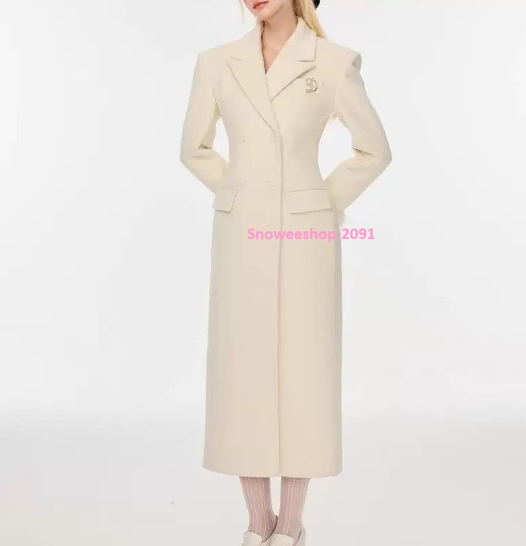 ลุคคุณหนู…ไม่ต้องพยายามเยอะ แค่ใส่โค้ทตัวนี้ก็ แพงขึ้น 3 เลเวล ทันที ทรงเฮปเบิร์นสุดคลาสสิค ทรงเข้ารูป เอวสวย หรูแบบเรียบแต่ดูดี มี 3 สีโทนไฮเอนด์