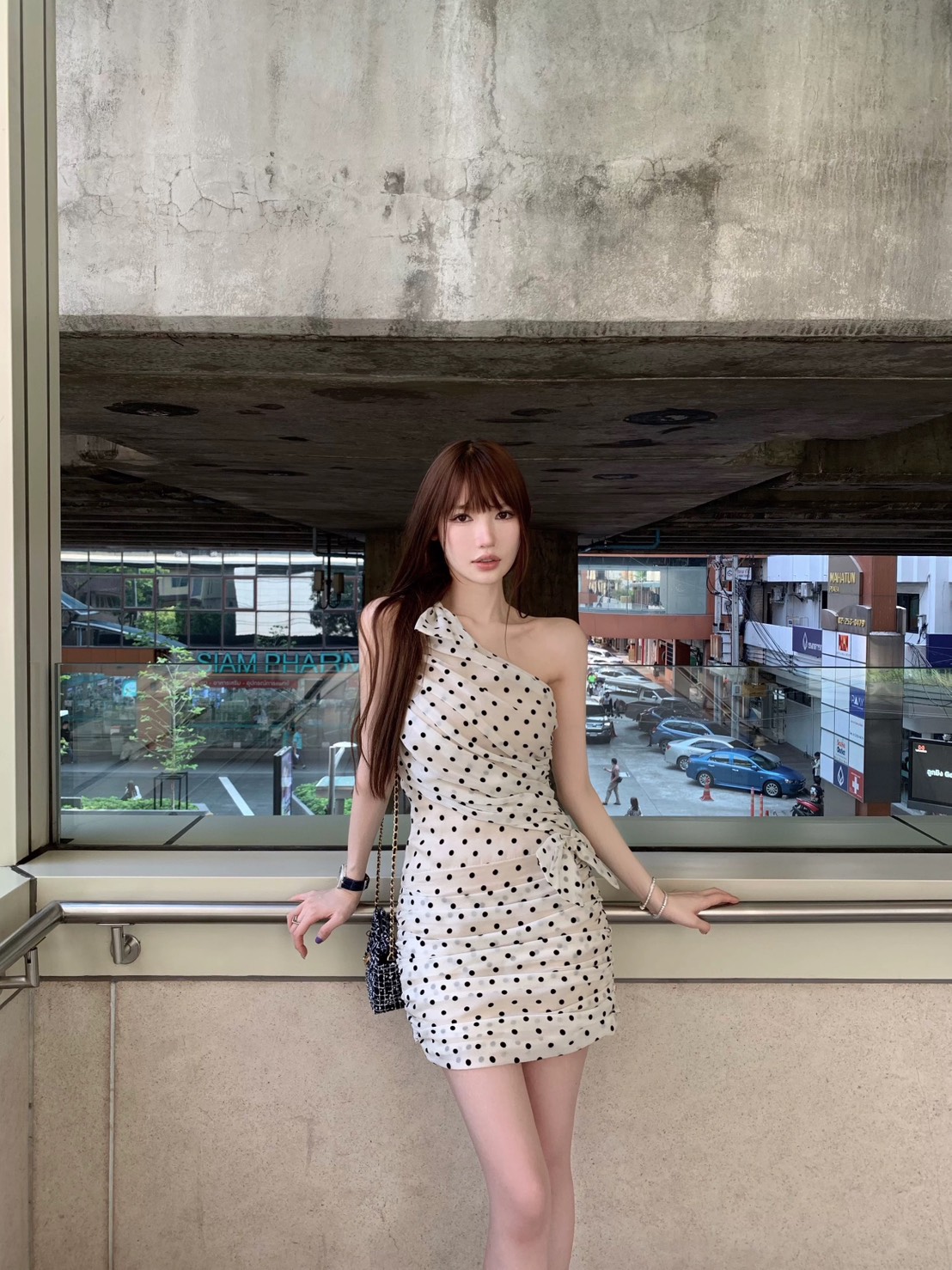 มินิเดรสสีขาวลายจุดไหล่เดียวแต่งโบว์ตรงบ่า ( เสริมฟองน้ำและซิปข้างซ่อนอย่างดี ) ตัวเดรสทรงเข้ารูป เพิ่มความน่ารักด้วยการแต่งโบว์ตรงสะโพกด้านหน้า เนื้อผ้าไม่บางมีซับในทั้งตัว สวยมากๆค่ะ