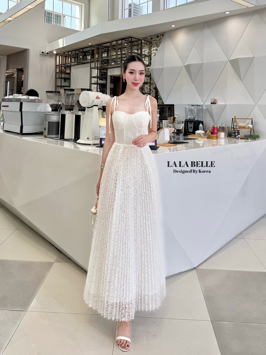 แม็กซี่เดรสสายเดี่ยวลูกไม้ทั้งชุดอกหัวใจเสริมหน้าอกสายเดี่ยวผูกโบว์บ่าช่วงตัวเย็บเก็บทรงเข้ารูปกระโปรงยาวลูกไม้อัดพีทรอบตัวมีซับในถึงปลายชุดสวยหรูดูแพงสุดๆงานคุณภาพเกรดพรีเมี่ยม1:1 คัทติ้ง และ แพทเทริน์เป๊ะ ค่ะ น่ารักฝุดๆไปเลยค้ารุ่นนี้มิกซ์กับรองเท้าส้นส