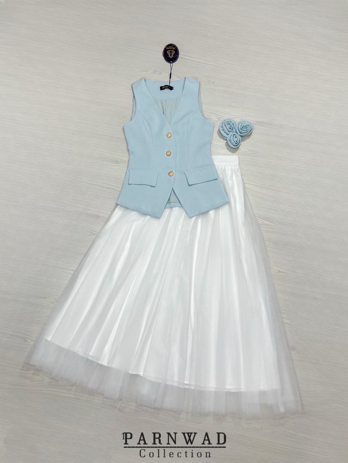 Set เสื้อคอวีแต่งกระดุมทองผ้าทอมีซับในไม่คัน แมทซ์กับกระโปรงผ้ามุ้งสองชั้นซับในสีขาว ประดับด้วยดอกไม้ 3D เป็นเข็มกลัด ติดตรงไหนก็ได้ตามใจชอบเลยน๊าาา ราคาดีมากกก #parnwadcollection #ชุดงานบุญ #ชุดไทย #ชุดไปวัด #งานตามหา