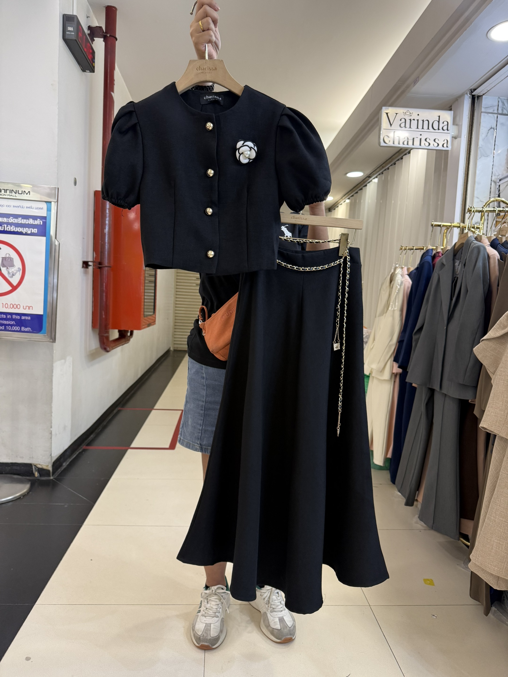 เซ็ท 4 ชิ้น: เสื้อ กระโปรง เข็มกลัดดอกไม้ เข็มขัดโซ่