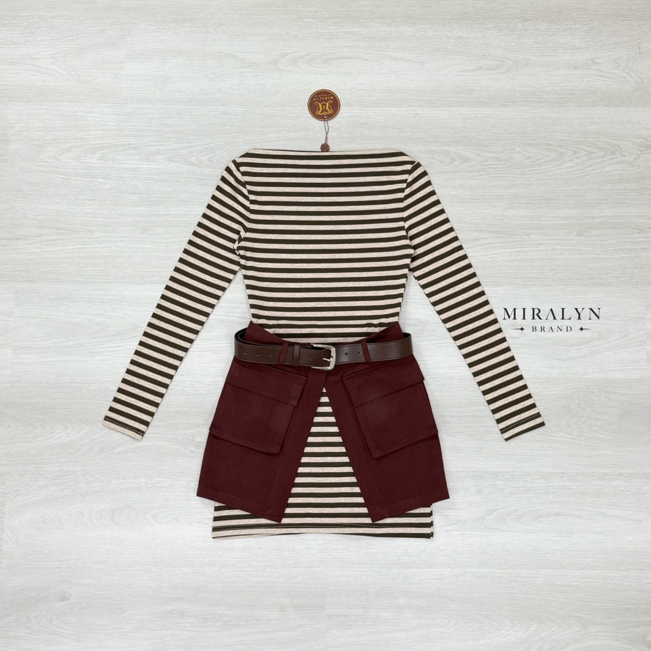 เซต 3 ชิ้น เสื้อยืดแขนยาวคอปาดลายสีน้ำตาลทรงยาว ใมาพร้อมกระโปรงผ้ายีนส์สีน้ำตาลแต่งดีเทลด้วยกระเป๋าข้าง พร้อมเข็มขัดสีน้ำตาลงานเก๋มาก การันตีงานคุณภาพ คัตติ้งประณีตใส่ใจทุกรายละเอียดของงาน