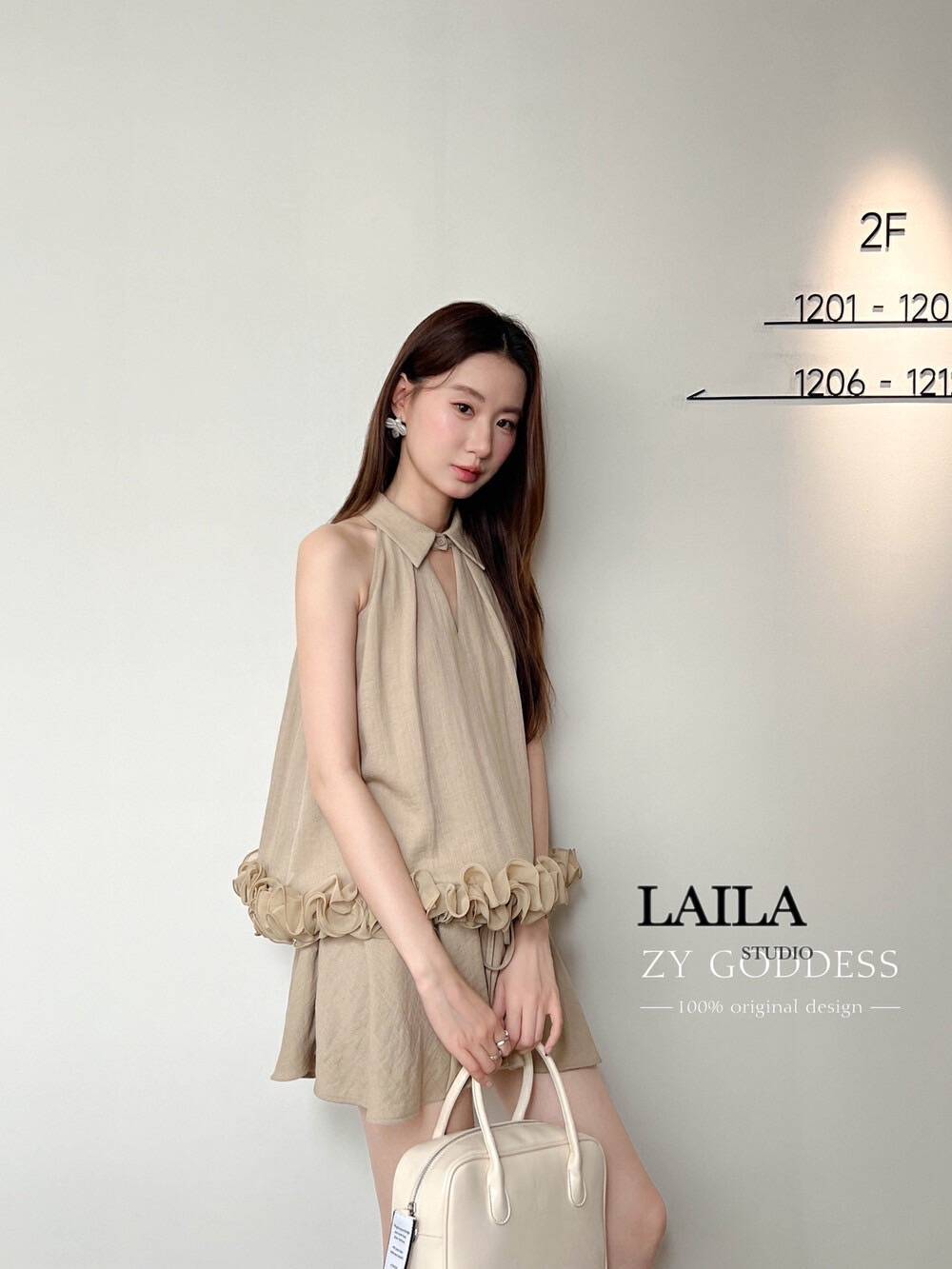 Tag: LAlLA Detail: Setเสื้อ+กางเกง เสื้อคอปกงานผ้าชีฟองทรงแขนกุดหลวมสบายๆพริ้วๆ งานแต่งเว้าช่วงอก ปลายขอบเสื้อดีไซน์ระบายๆช่วงขอบ มาพร้อมกางเกงขาสั้นงานผ้าเดียวกันกับตัวเสื้อ ทรงบานๆพริ้วๆ ด้านในแต่งซับใน ลุคสวยใส่ง่ายใส่สบาย แมชลงตัวลงตัวมากค่าบอกเลยย #b