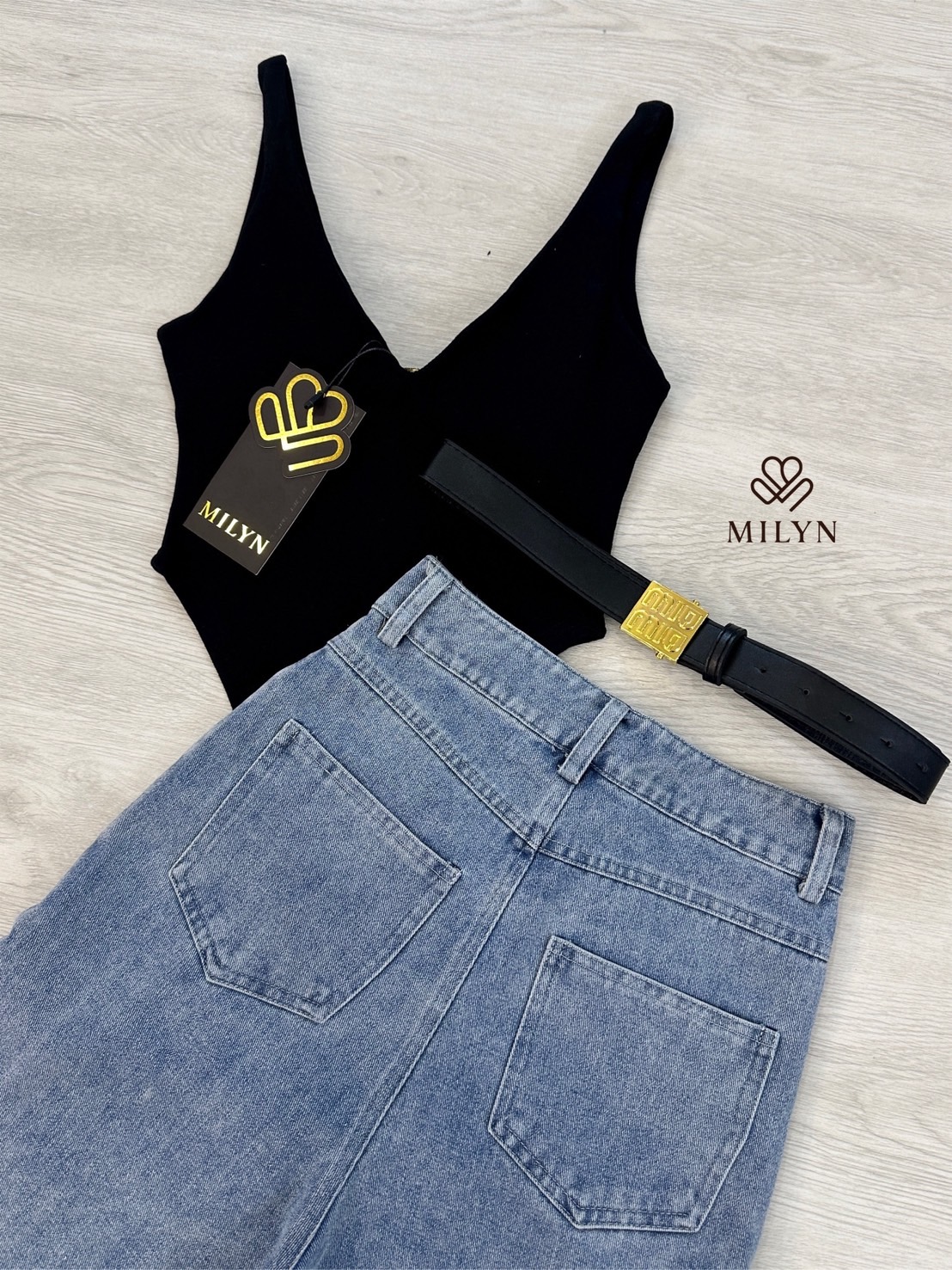 set ชุดเซ็ตเดียว ✨ บอดี้สูทดำคอวี+ กางเกงยีนส์ฟอกขาตรง+ เข็มขัดหนังสีดำ หัวทอง