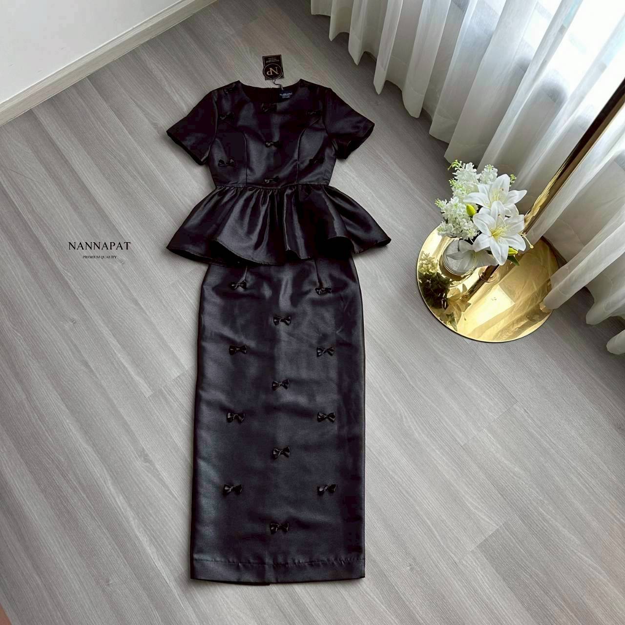 เซ็ทกระโปรงดำ สวย สุภาพ ดูดี งานคล้ายผ้าไหมเลยนะคะ อย่างกับชุดที่ขายราคาเป็นพัน เสื้อน่ารัก ซิปหลัง มีฟองน้ำอก กระโปรงก็ทรงสวย ทั้งเสื้อ กระโปรง เค้าจะแต่งโบว์เล็กๆทั้งตัว