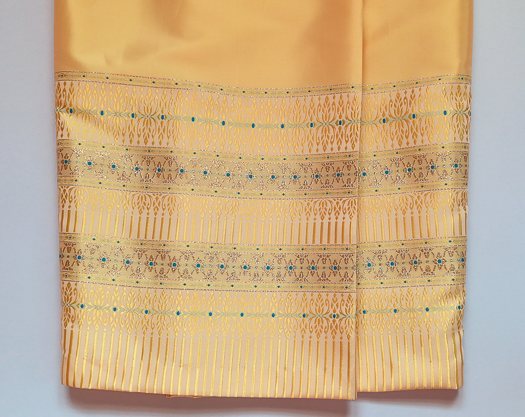 ผ้าถุงไหมสำเร็จรูป (สีเหลือทอง) งานตัดเย็บประณีต อัดผ้ากาวตามสีของผ้าถุง เนื้องานดีเกรด A (รอบเอว 32 นิ้ว)