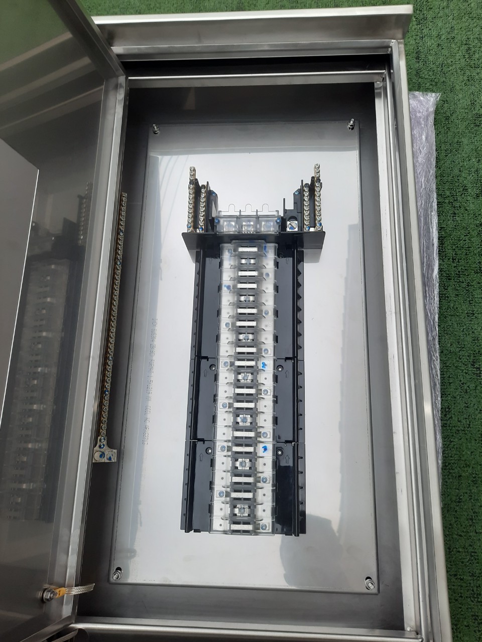 Main LUG 100A ตู้สแตนเลส 304 มีหลังคาสโลป W450xH800xD152mm. (42ช่อง)