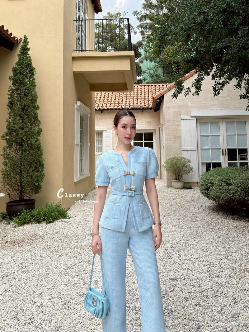 Set ผ้าทวิตสีฟ้าทั้งชุด ตรงเสื้อคอวีดีไซน์ผ่าด้านหน้า แขนสั้นพองเล็กน้อยตัดต่อปลายแขนด้วยผ้าเรียบสีฟ้าเข้าชุด มีกระเป๋าที่หน้าอก2ข้างซ้ายขวาใช้งานได้จริงด้านบนขอบกระเป๋าตกแต่งด้วยกระดุมเพชรสวยๆ