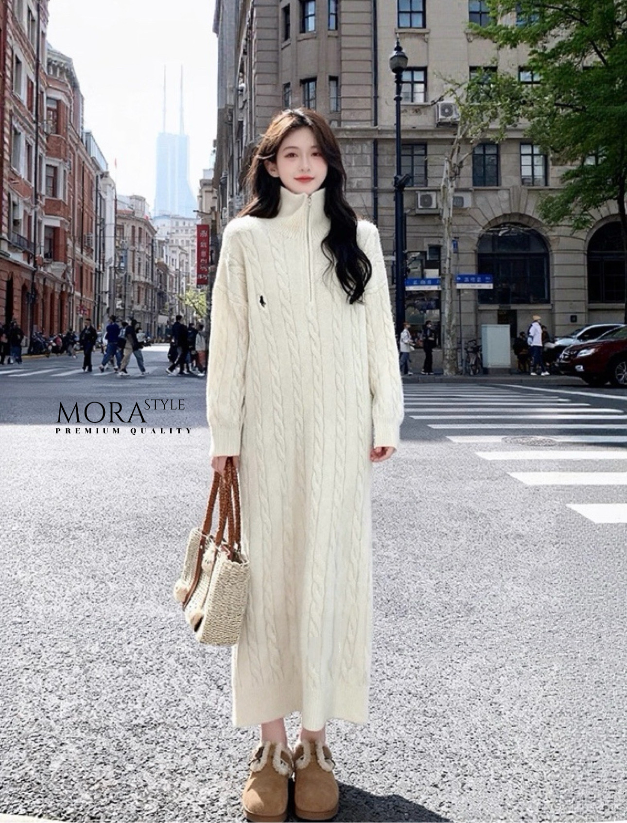 เดรสไหมพรหมแขนยาว คอเต่า เนื้อผ้านุ่มใส่สบาย ปักโลโก้ด้านหน้า มีซิปรูด เป็นอีกหนึ่งคอลเลคชั่นแนะนำสำหรับหนาวนี้เลยค่าา