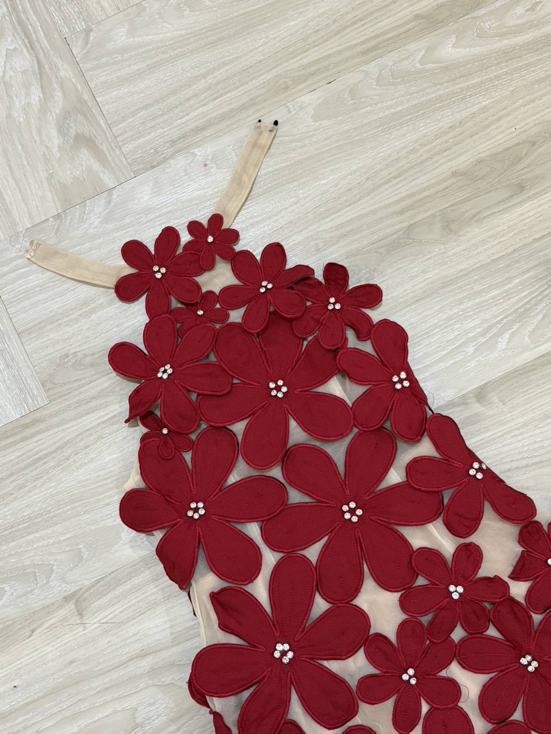 เดรสสั้นดีไซน์สุดโดดเด่นด้วยลายดอกไม้สามมิติทั้งตัว แต่งดอกไม้นูนขนาดเล็ก-ใหญ่ไล่ระดับจากช่วงคอลงมาถึงชายกระโปรง เพิ่มลูกเล่นด้วยการฝังคริสตัลเล็กกลางดอกช่วยสะท้อนแสงอย่างหรูหรา ดีไซน์ชายเดรสเฉียงดูชิคเปรี้ยวมาก ให้ลุคหวานปนเซ็กซี่อย่างลงตัว เ