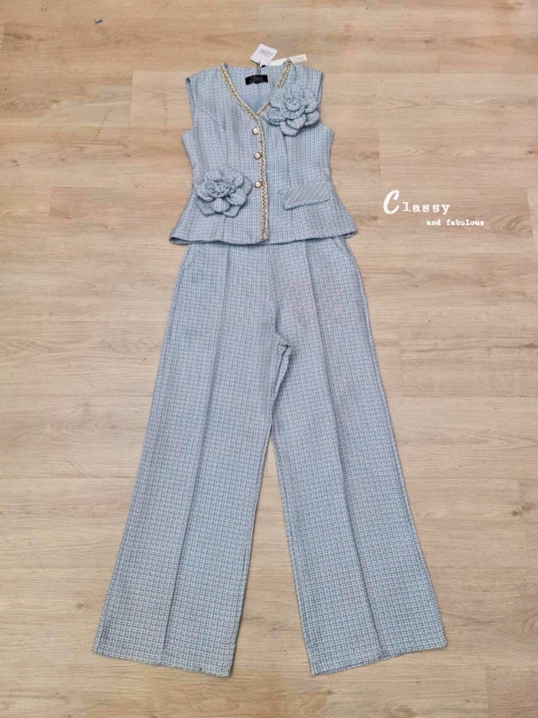 Set เสื้อแขนกุดคอวีผ้าทวิตเกรดดีทั้งตัว มีตกแต่งขอบด้วยเส้นลูกไม้สวยๆ ที่เสื้อ +ดอกไม้เข็มกลัด 2 ดอก+ กางเกงขายาวตีเกล็ดด้านหน้า ใส่แล้วดู chic สวยเก๋มากๆ ค่ะ