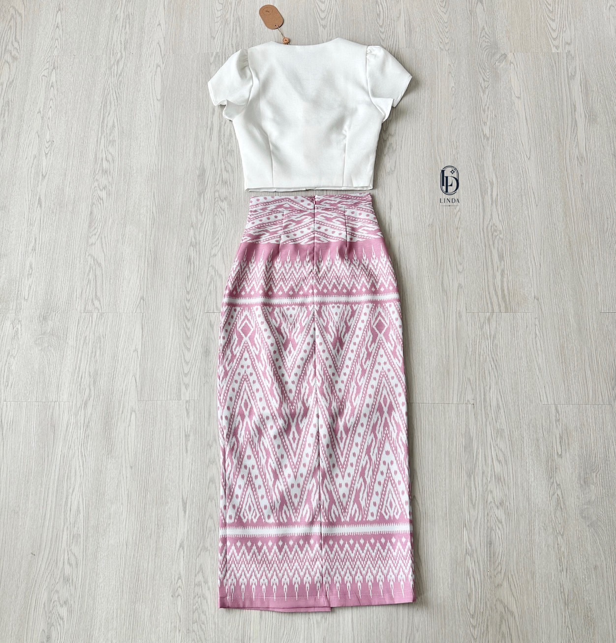 ชุดไทยสองชิ้นผ้าถุงเป็นผ้าพิมพ์ลายเกรดพรีเมี่ยม มีด้วยกันสองสีนะคะ สีฟ้าและสีชมพู เสื้อสวมใส่ง่ายระบายอากาศดี ไม่ร้อนค่ะขนาดพอดีตัวไม่สั้นจนเกินไป วันพระนี้มีชุดสวยใส่เข้าวัดกันหรือยังคะ #ชุดทำบุญ #ชุดออกงาน #ชุดดินเนอร์ #ชุดไปคาเฟ่ #ชุดทะเล #ชุดเชต #lind