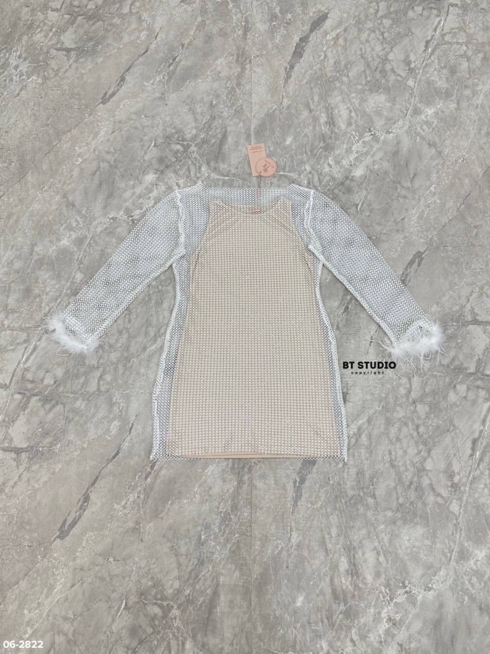 เซท 2 ชิ้น เดรสสั้นแขนยาว เนื้อผ้าตาข่ายแต่งคริสตัลเม็ดเล็ก ๆ ทุก ๆ ช่อง งานสวยม๊าก ปลายชายแขนแต่งขนฟู ๆ ทั้งสองข้าง มาพร้อมซับในสีนู๊ดแขนกุด แมทซ์กันสวย แซ๊บบ แต่ดูแพงค่ะ