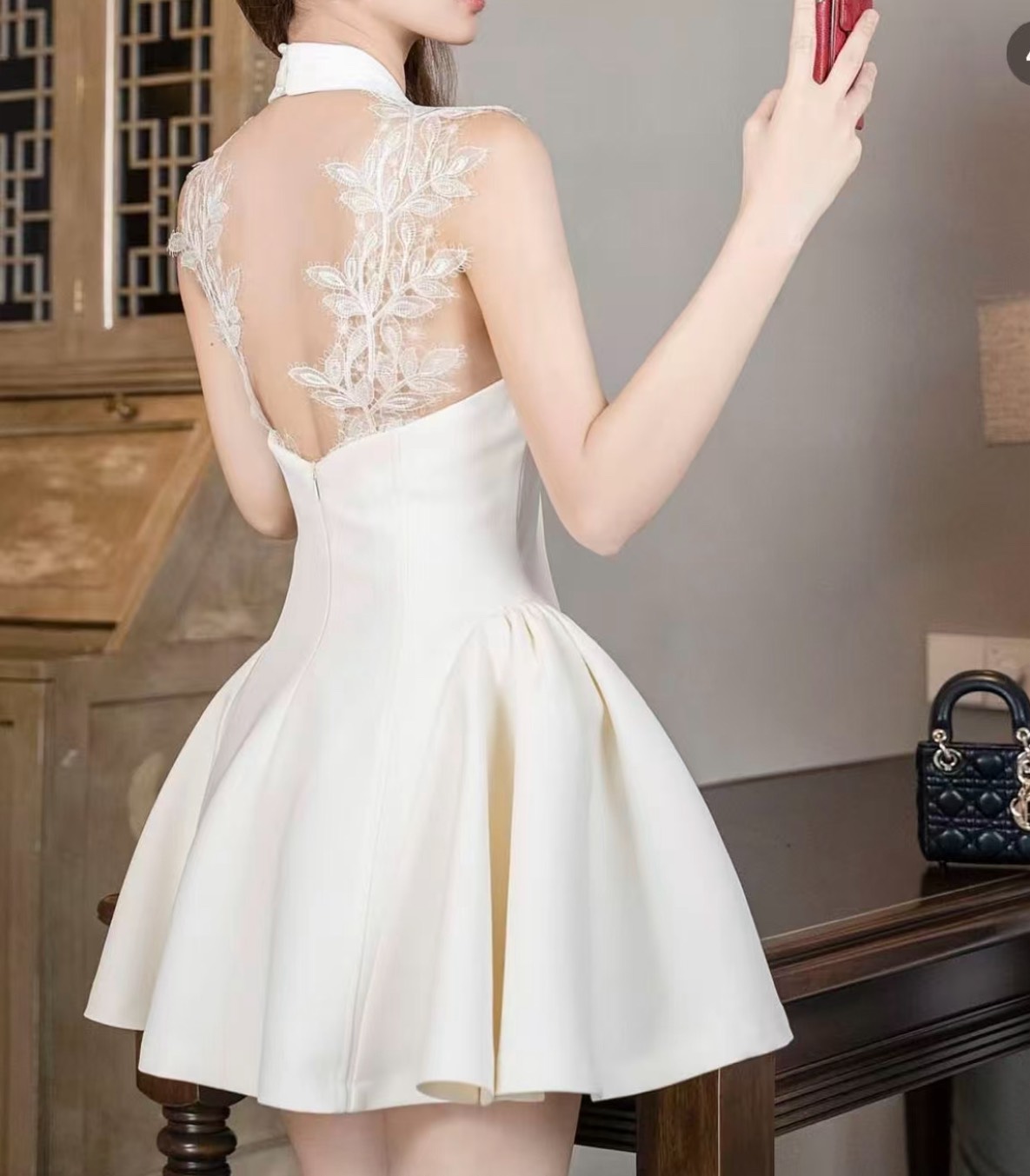 เดรสกระโปรงคล้องคอ สีขาวสะอาดตาทรงพอดีตัวใส่กำลังสวย มีบลาในตัว ด้านหลังแต่งแต่งผ้าซีทรูลูกไม้สวยแบบหรูหราลูกคุณมาก ด้านข้างกระโปรงจับเย็บยกทรงพองให้พองเล็กน้อย ความยาวกำลังพอดีใส่ออกงานได้ทุกโอกาส เนื้อผ้าดีมีน้ำหนัก