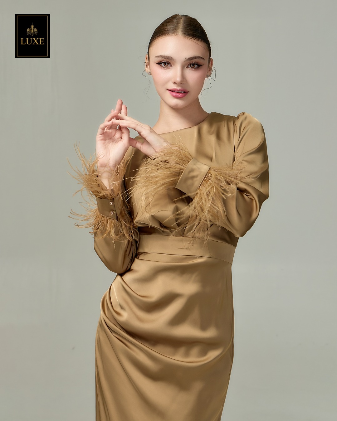 Label : LUXE เดรสเสื้อคอกลมแขนยาว กระโปรงยาวจับเดรปข้างลำตัว ดีเทลแต่งจีบเดฟด้านข้าง ช่วยอำพรางหุ่น ตัวชุดทำจากผ้าพรีเมี่ยมเครปซาติน แต่งปลายแขนด้วยขนนก มีซิปซ่อนและซับในเต็มตัว