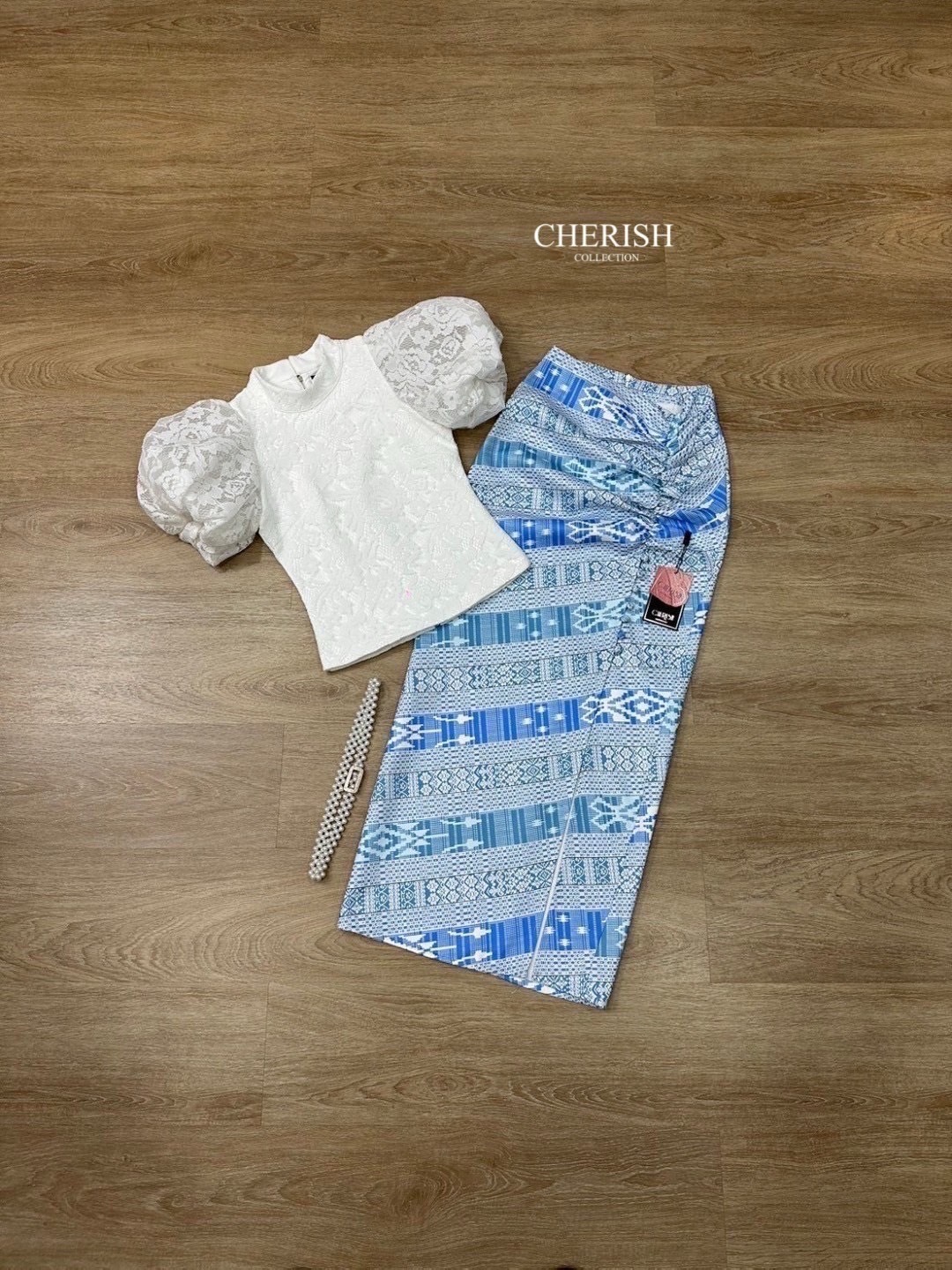ชุดไทย Set 3 ชิ้น ตัวเสื้อลูกไม้คอปีน แขนตุ๊กตาฟูฟ่องแบบเก๋ มาพร้อมซับในทั้งตัว ตัวผ้าถุงพิมพ์ลายไทยพับจีบหน้าผ่าข้างช่วยทำให้ขาดูเรียวยาว แถมเข็มขัด สวยงามอย่างไทย ใครใส่ก็ไม่เฉย ต้องจัดสักชุดนะคะ