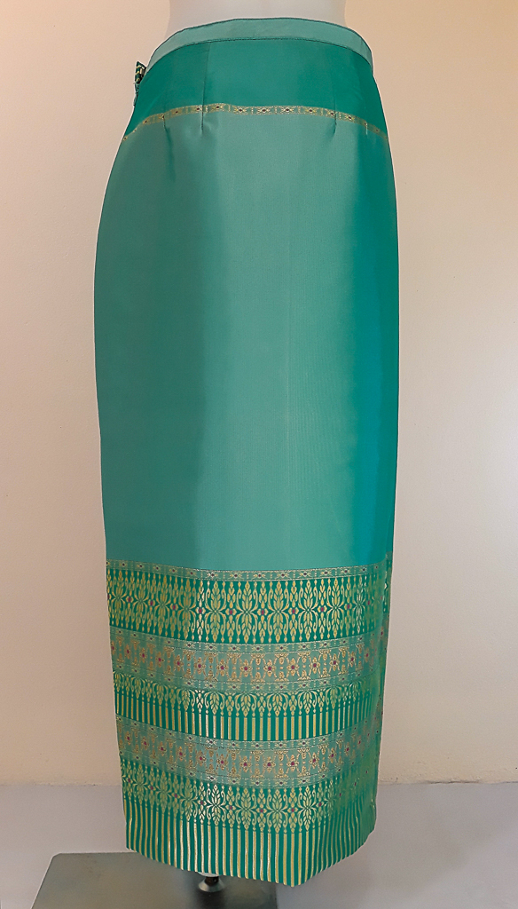 ผ้าถุงไหมสำเร็จรูป (สีฟ้า) งานตัดเย็บประณีต อัดผ้ากาวตามสีของผ้าถุง เนื้องานดีเกรด A (รอบเอว 30 นิ้ว)