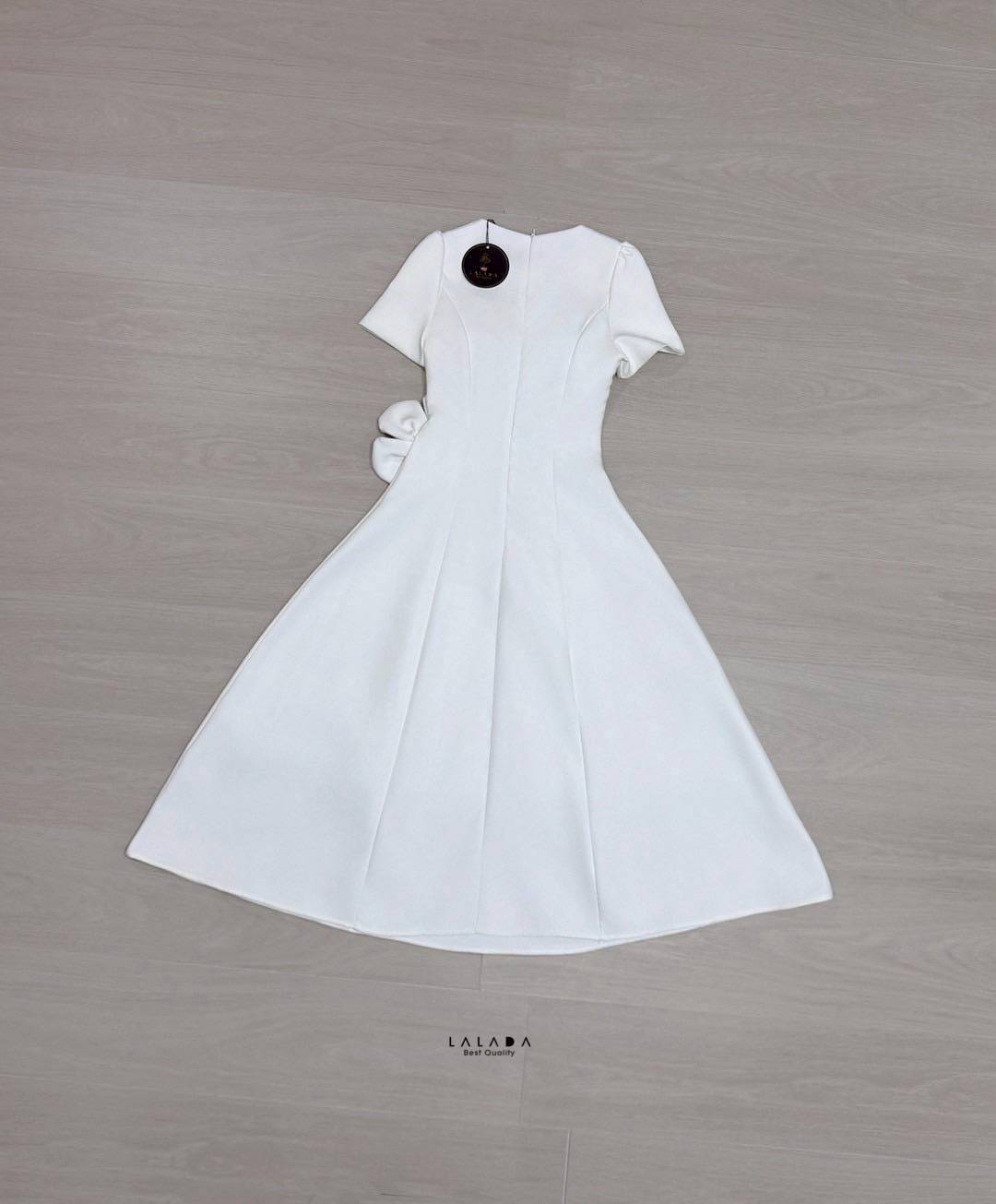 เดรสสีขาวยาว มีแขน ลูกหนูลูกคุณ แต่งดอกไม้ช่วงเอว เรียบร้อยสวยหรู งานซิปหลัง ตัดเย็บอย่างดี มีซับใน สวมใส่ได้หลายโอกาส Color::ตามรูป