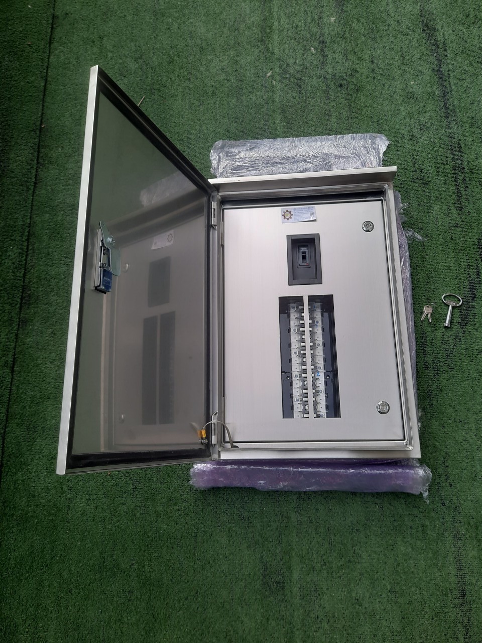 LOAD CENTER 100A ตู้สแตนเลส 304 มีหลังคาสโลป W450xH650xD152mm. (30ช่อง)