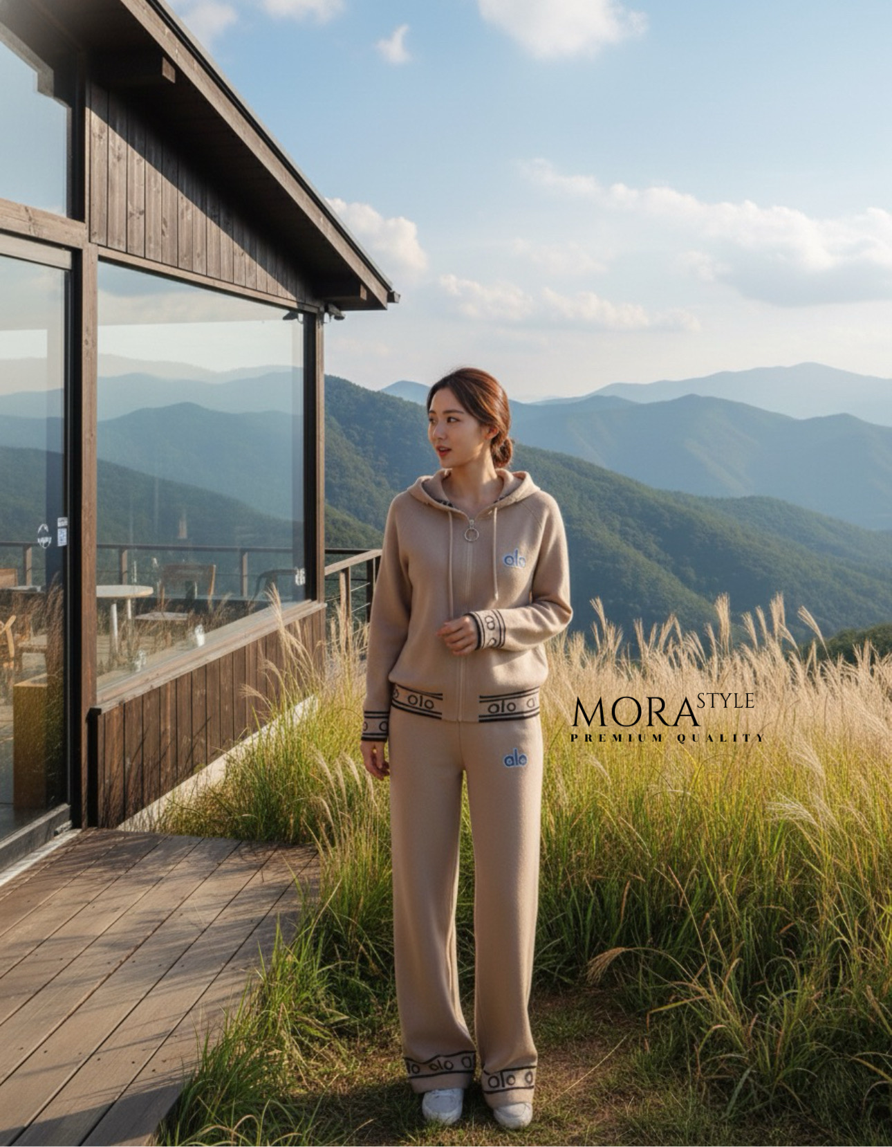 เซ็ตไหมพรม 2 ชิ้น เสื้อแขนยาวมีฮู้ดหมวกงานซิปรูดด้านหน้า มาพร้อมกับกางเกงขายาวปักแต่งโลโก้ทั้งเซต ใส่เที่ยวขึ้นเขาขึ้นดอยได้หมดเลยค่ะ