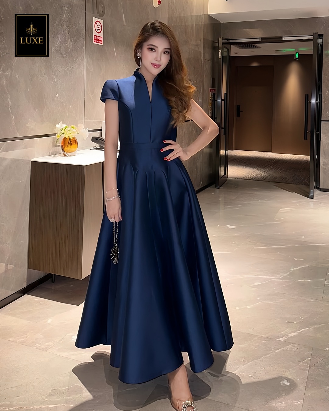 Label : LUXE ☑️เดรสเสื้อคอตั้ง แขนสั้น กระโปรงบาน ☑️ทำจากผ้าไหมดัตเชส ผ้าเนื้อดี เป็นทรง ใส่สบาย