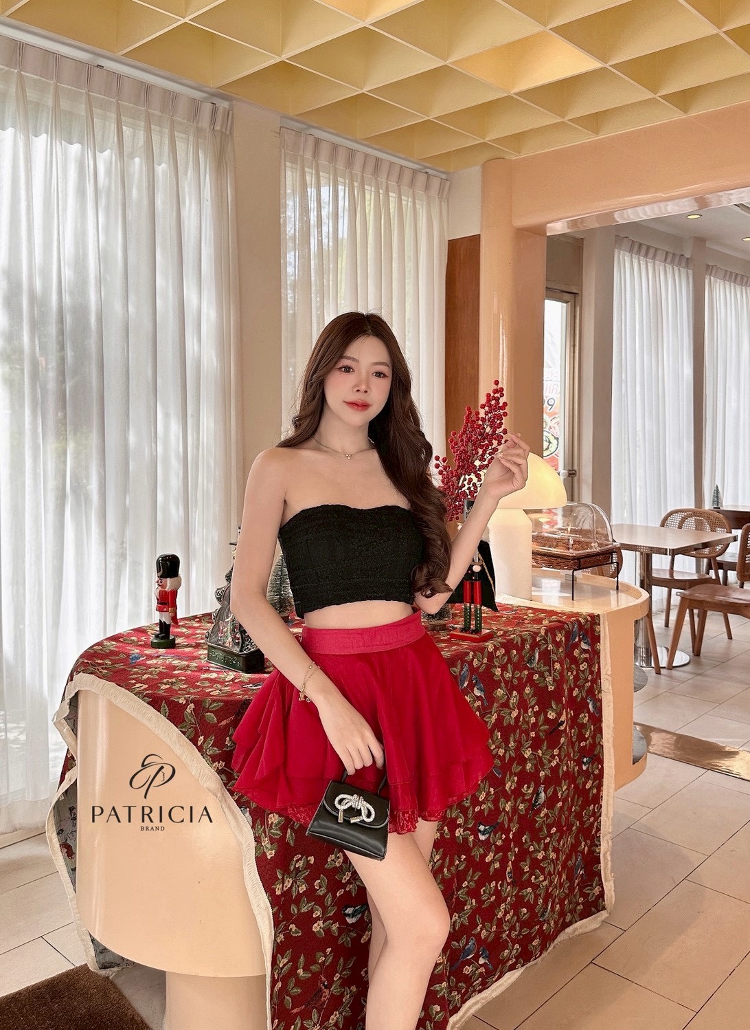 Set 2ชิ้น เกาะอก+กระโปรง🔥 เซ็ทนี้ตัวเสื้อเป็นทรงเกาะอกเข้ารูป ใช้ผ้าลูกไม้สีดำและมีซับในด้านในมีฟองน้ำอย่างดี และเย็บขอบด้วยยางกันลื่น เป็นงานซิปหลัง