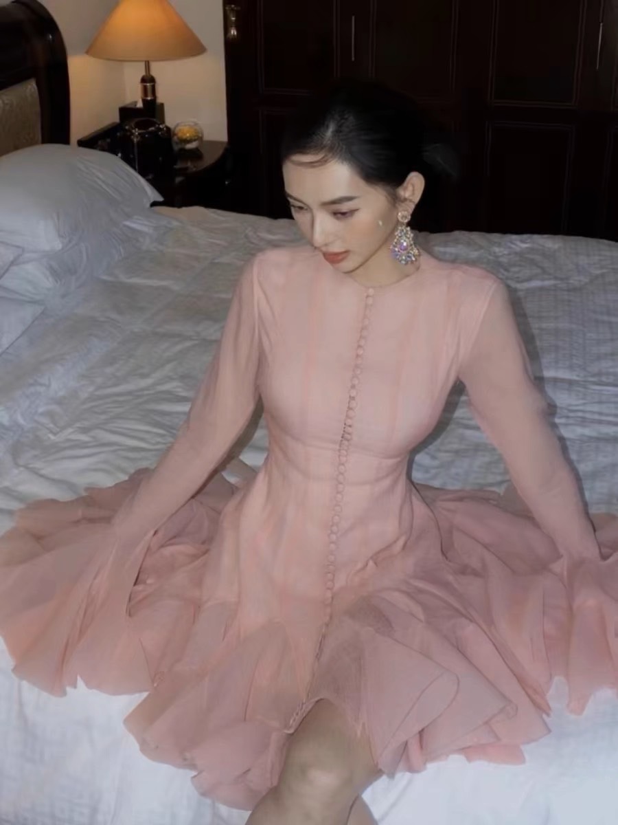 มินิเดรสรุ่นฮอตรุ่นปังสวยหรูระดับเซเลบคอกลมซิปหลังแต่งกระดุมหลอกด้านหน้าแขนยาวซีทูปลายแขนเย็บจีบอลังการรอบแขนทรงชุดเข้ารูปชายระบายจีบรอบมีซับในอย่างดีตัดเย็บด้วยผ้าชีฟองเนื้อทรายมีเทคเจอร์ในตัว