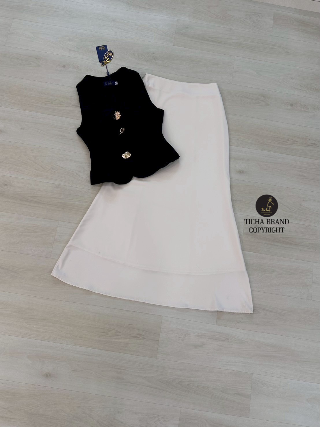 Set 2 ชิ้น เสื้อแขนกุดคอปกสีดำ ดีเทลแต่งอะไหล่ทองด้านหน้า มีกระดุมแป๊กด้านใน อกเสริมฟองน้ำให้ทรงสวย แมทส์กับกระโปรงยาวสีครีมผ้าพริ้วลื่นชาติน มีชับในและซิปข้าง ใส่คู่กันคือสวย ลัคชู สุดๆ บอกเลยลุคนี้ห้ามพลาด
